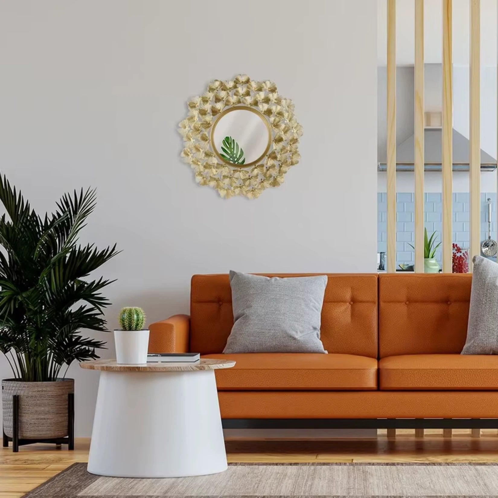 Miroir rond doré design dans un salon élégant au style contemporain.