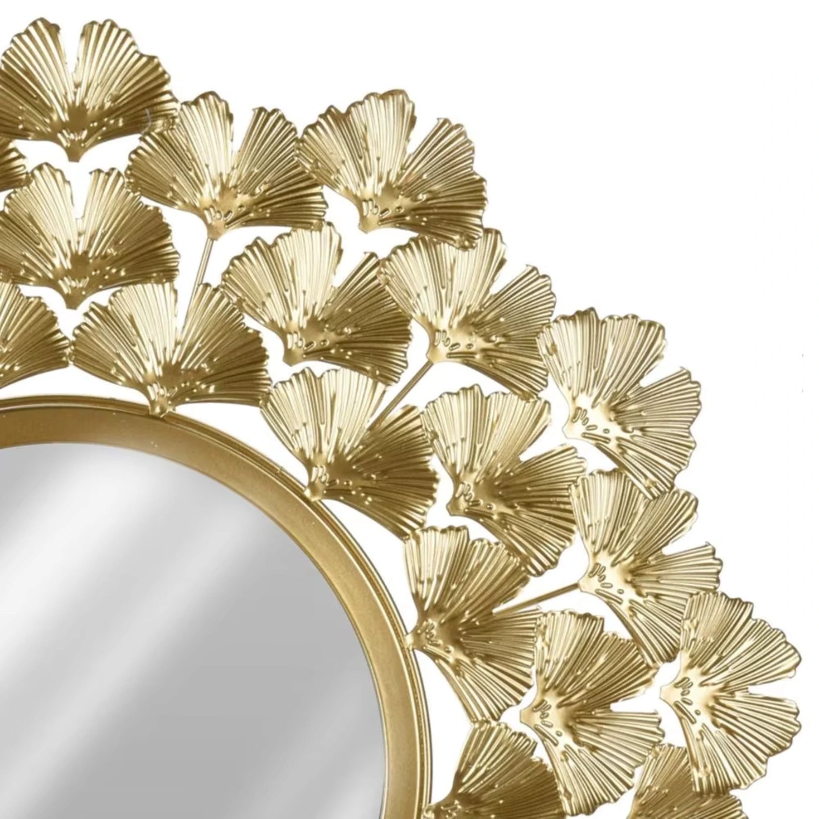 Zoom sur les feuilles ginkgo dorées du miroir rond design.