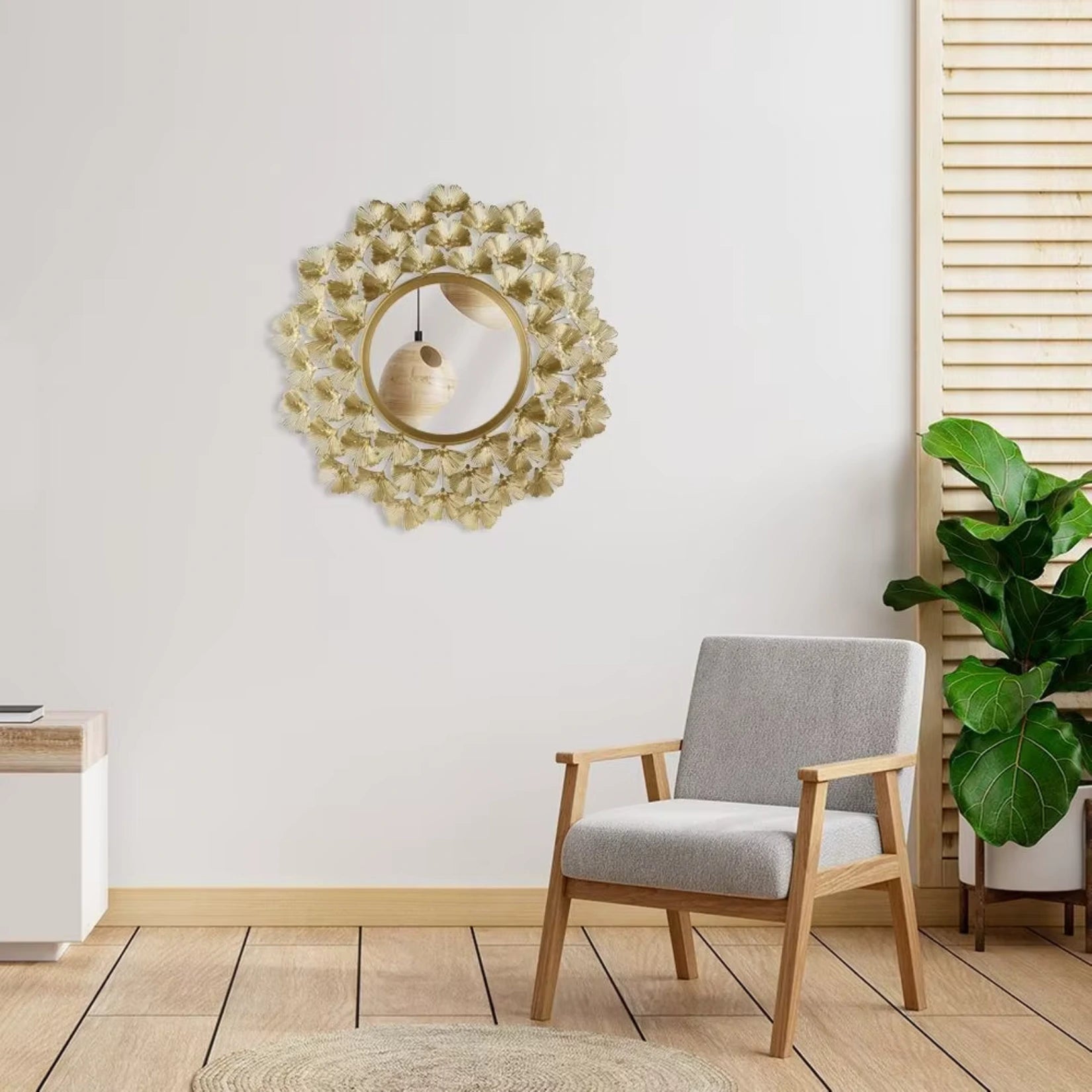 Miroir rond doré design accroché au mur d’un salon moderne.