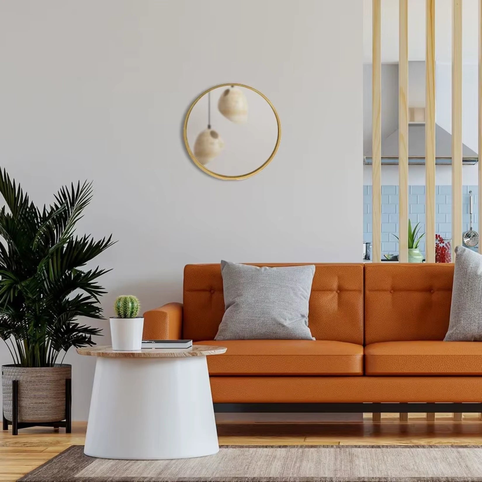 Ambiance naturelle avec miroir rond en bois 30 cm au-dessus d’un canapé.