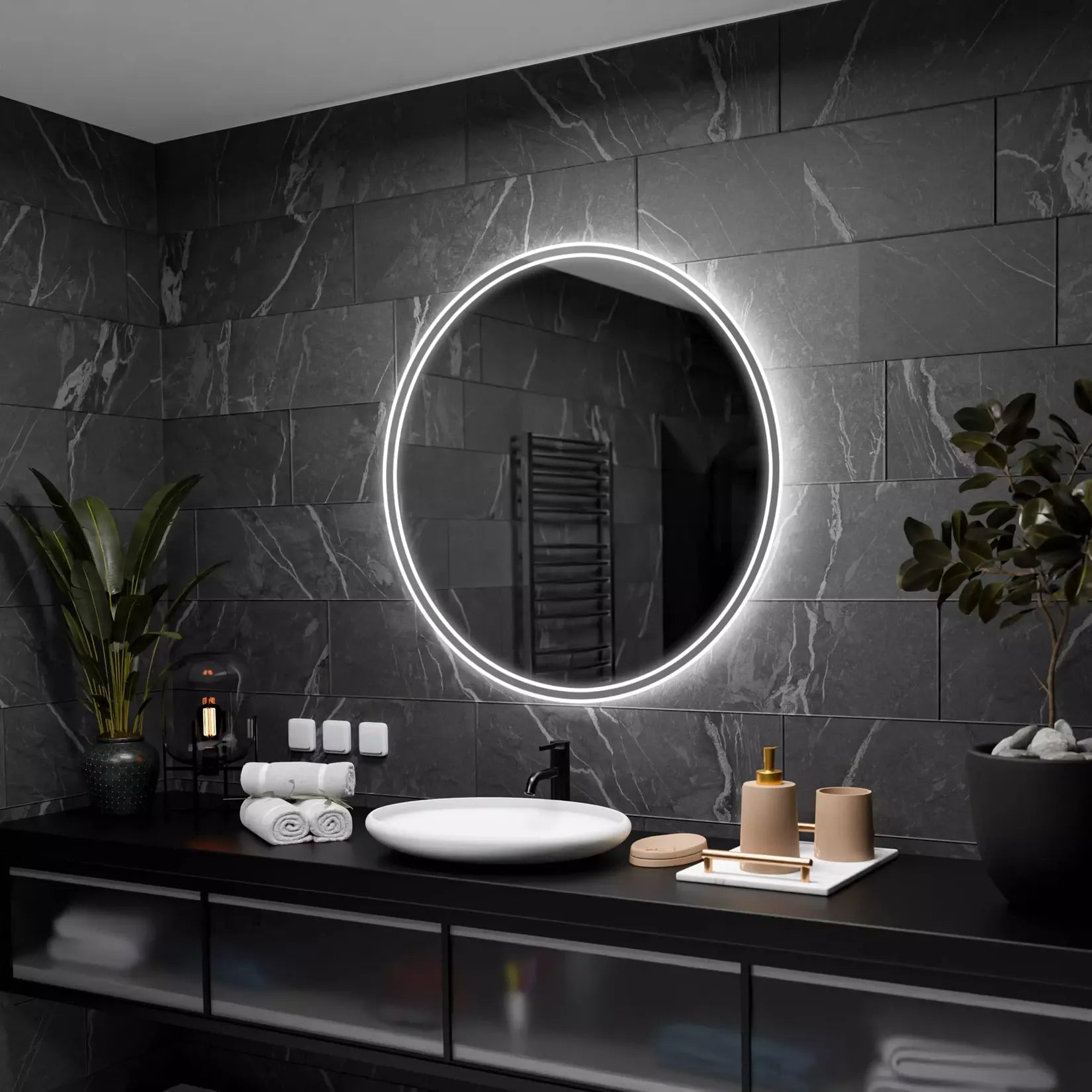 Miroir rond LED premium dans salle de bain marbre noir.