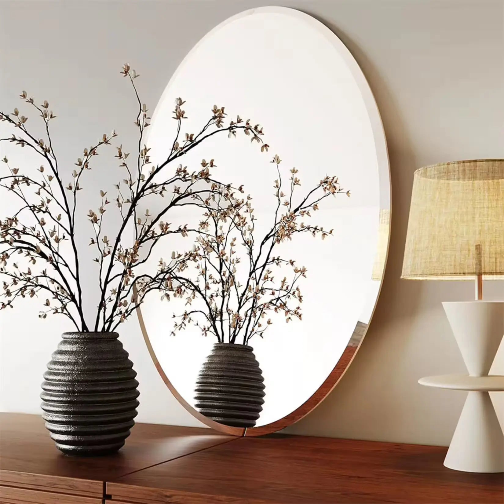 Miroir rond déco naturelle sur meuble chambre.