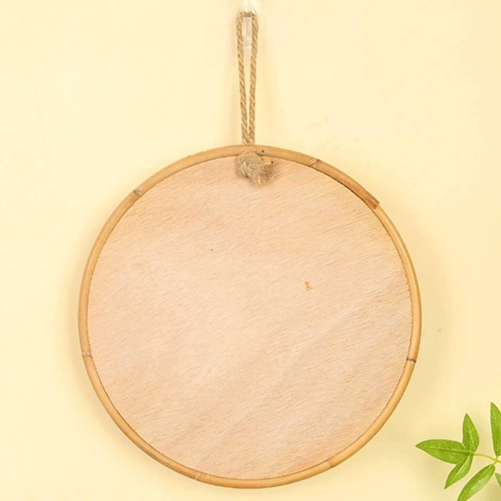 Miroir rond rotin vue de dos panneau bois et corde jute.