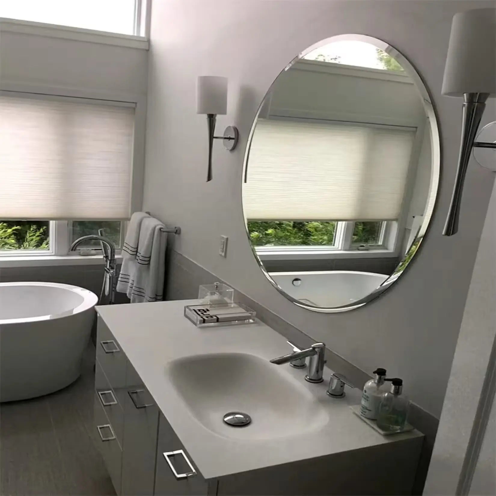 Miroir rond mural dans salle de bain contemporaine.