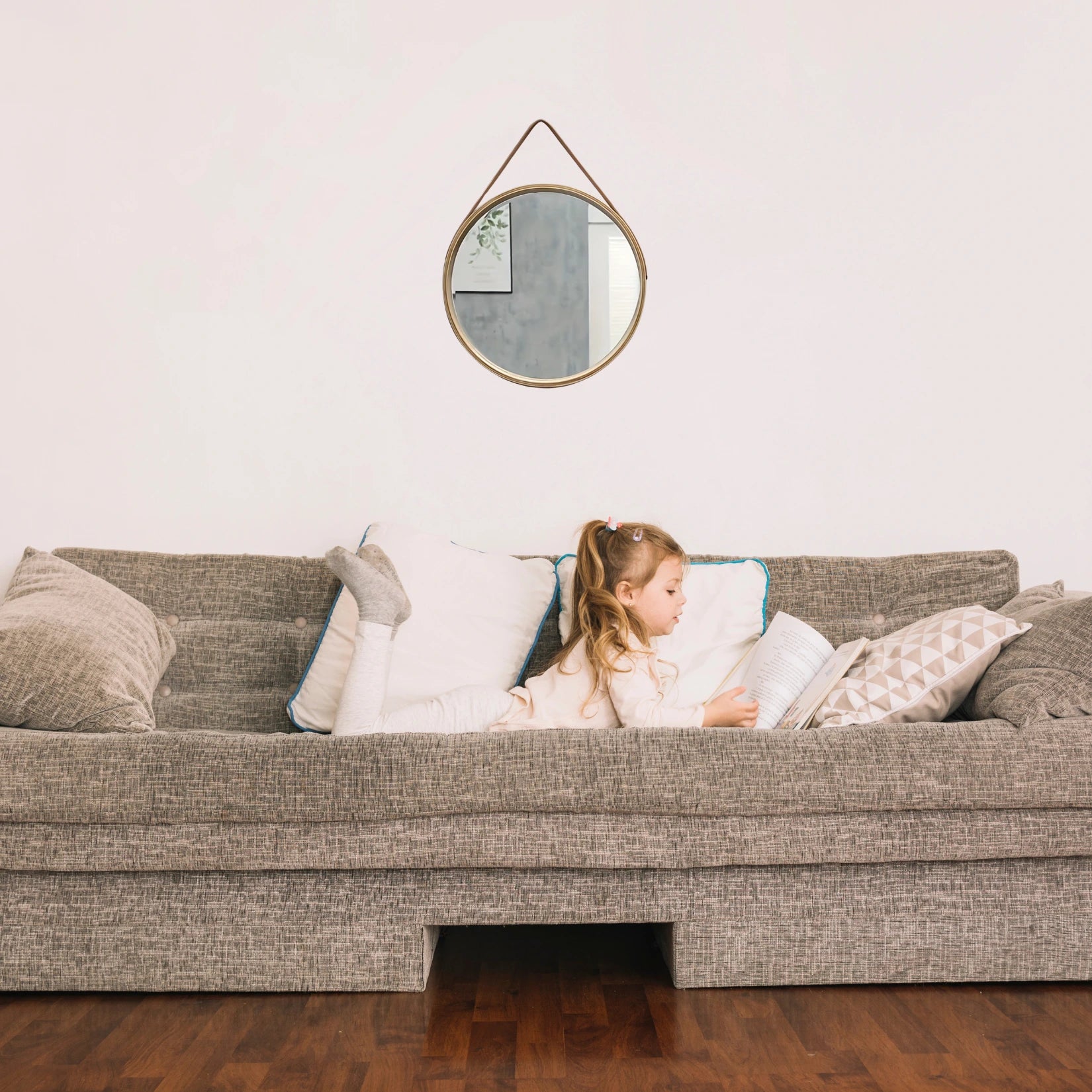 Miroir rond scandinave en bois naturel, apportant une ambiance cocooning à la pièce.