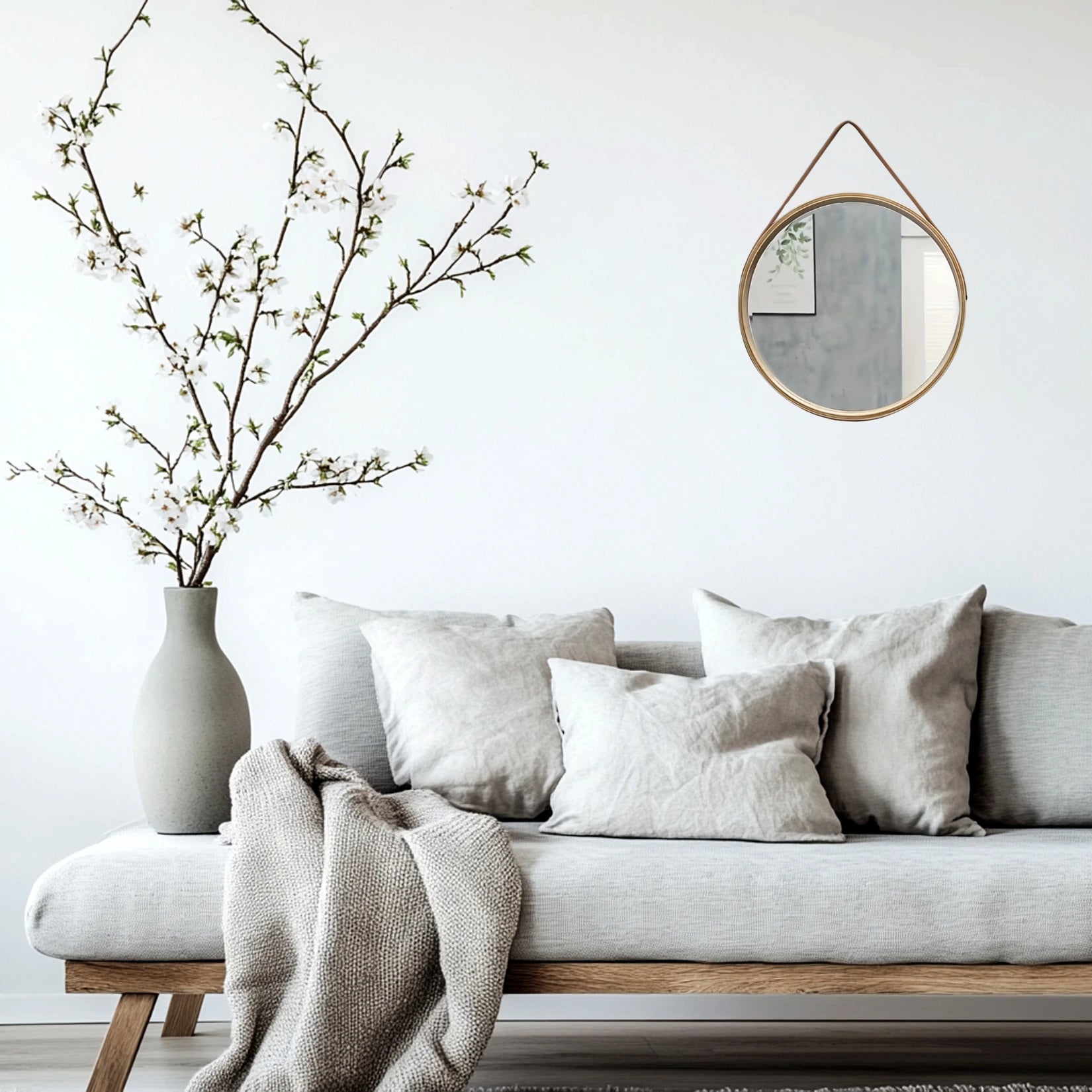Miroir rond scandinave inspiré du style nordique, avec cadre en bois naturel.
