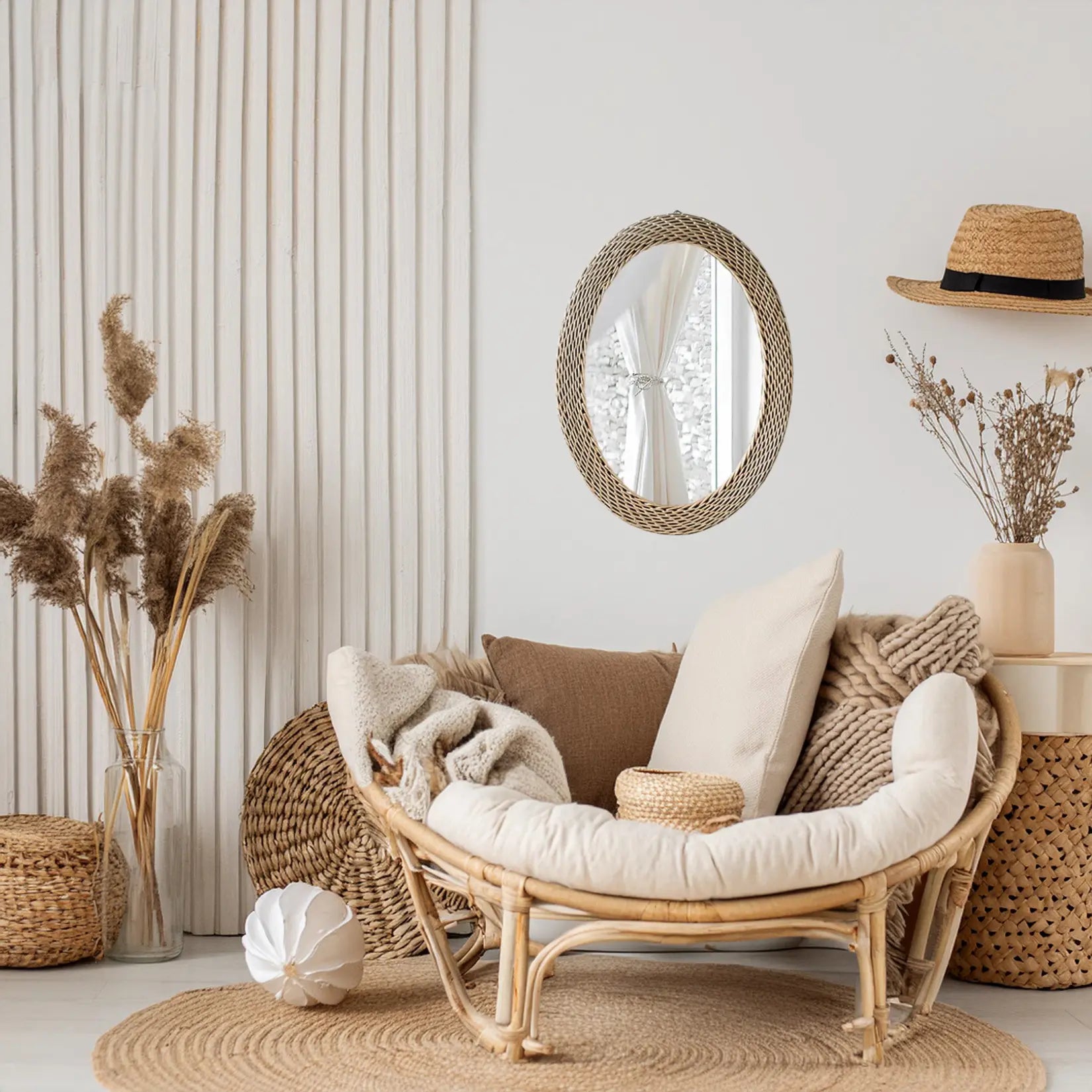 Miroir Rotin Ovale dans un intérieur scandinave avec fauteuil en rotin et palette beige minimaliste.