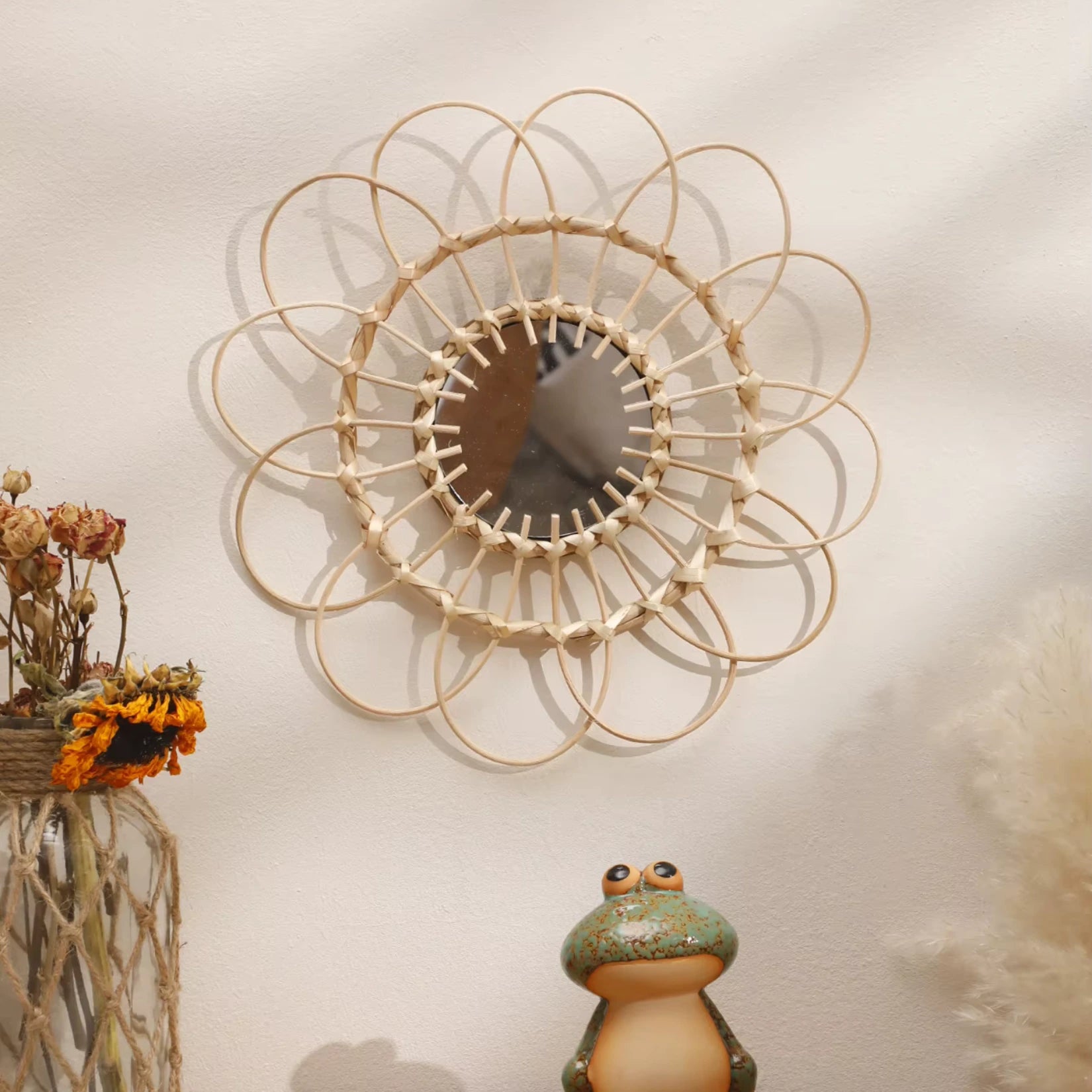 Miroir rotin soleil parfait pour une décoration intérieure tendance et lumineuse.