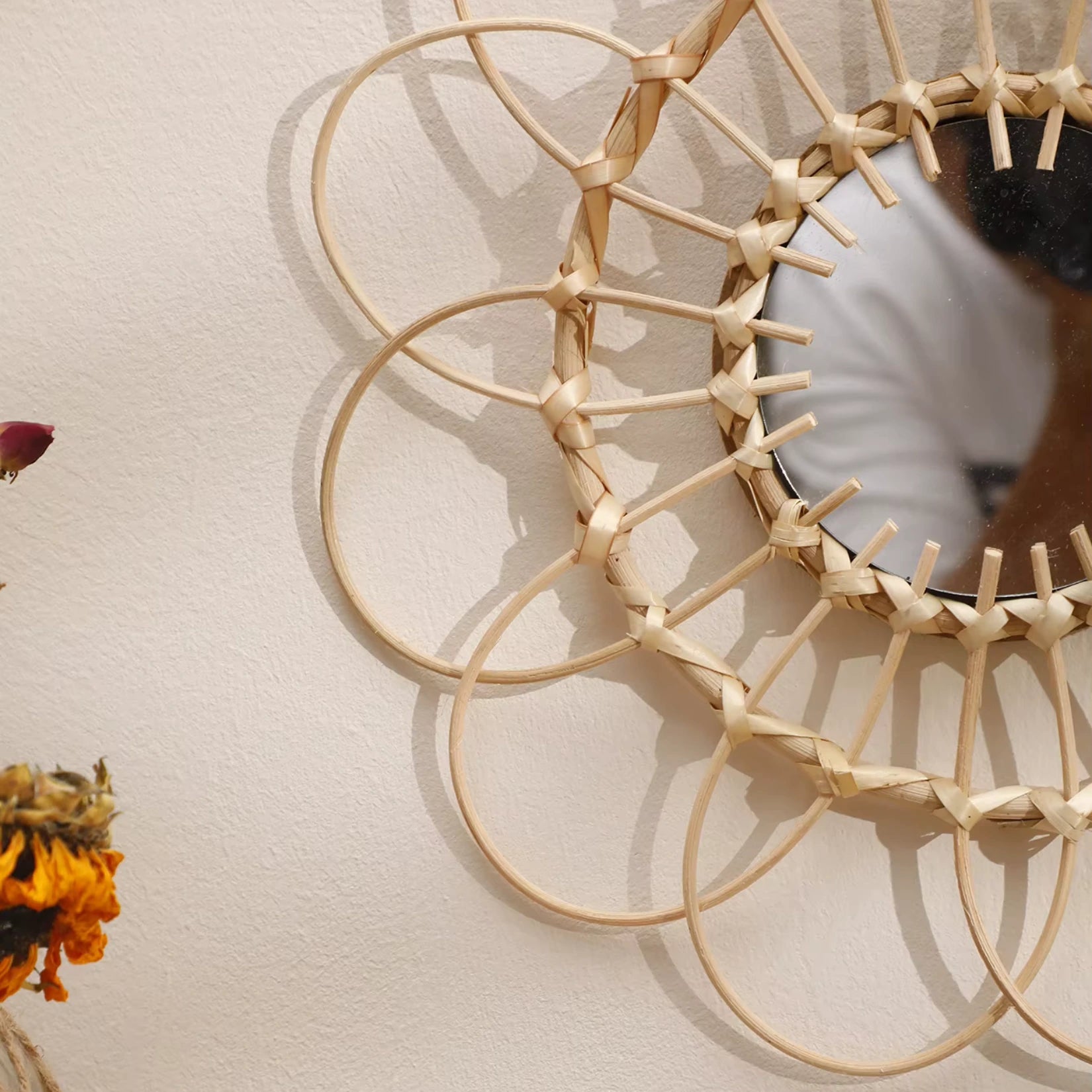 Miroir rotin soleil en décoration murale, idéal pour un style scandinave ou bohème.