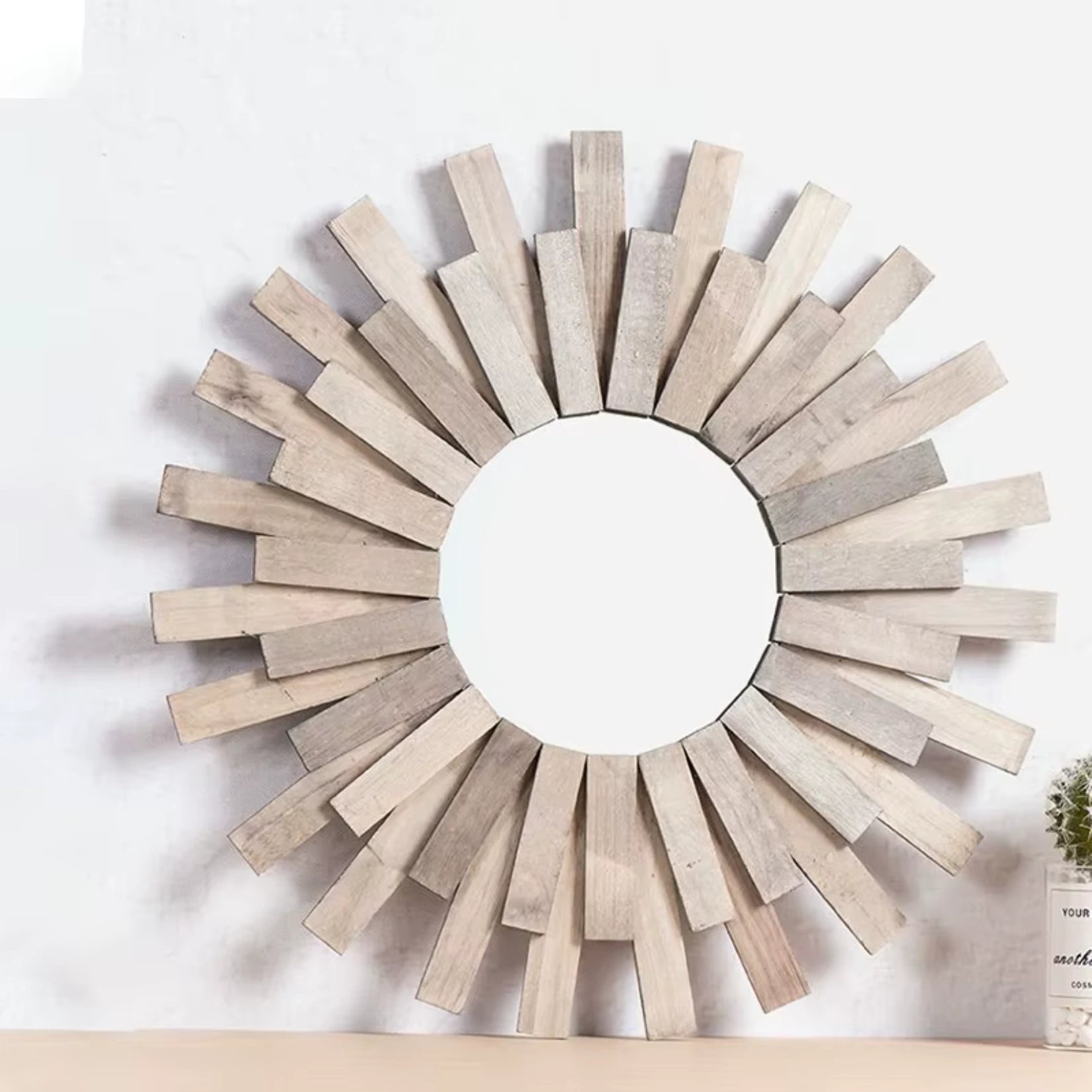 Vue de face du miroir rotin vintage en rotin brut naturel.