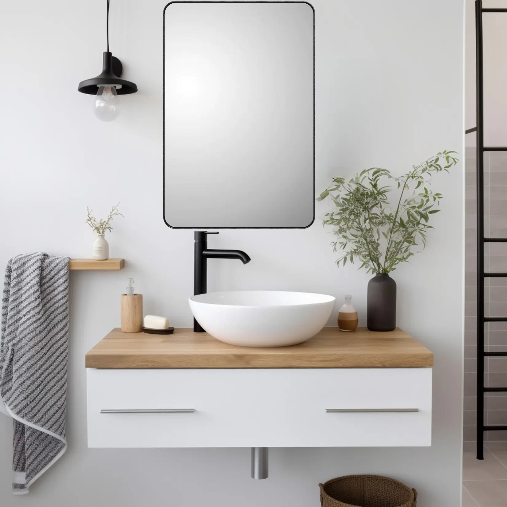 Miroir salle d eau noir rectangulaire au-dessus d'un meuble vasque blanc.