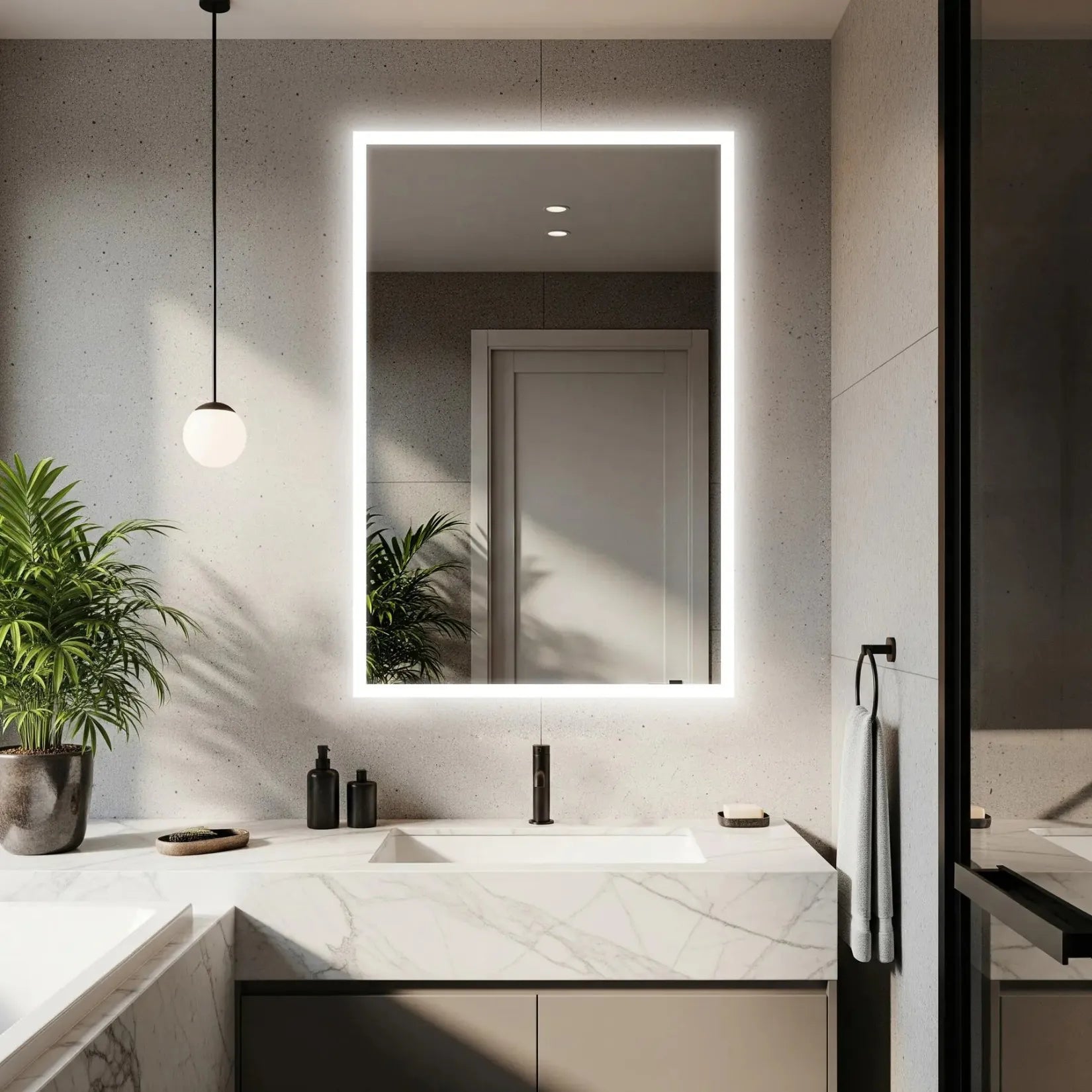 Miroir de salle de bain 90x100 cm à éclairage LED blanc froid au-dessus d'une vasque en marbre.