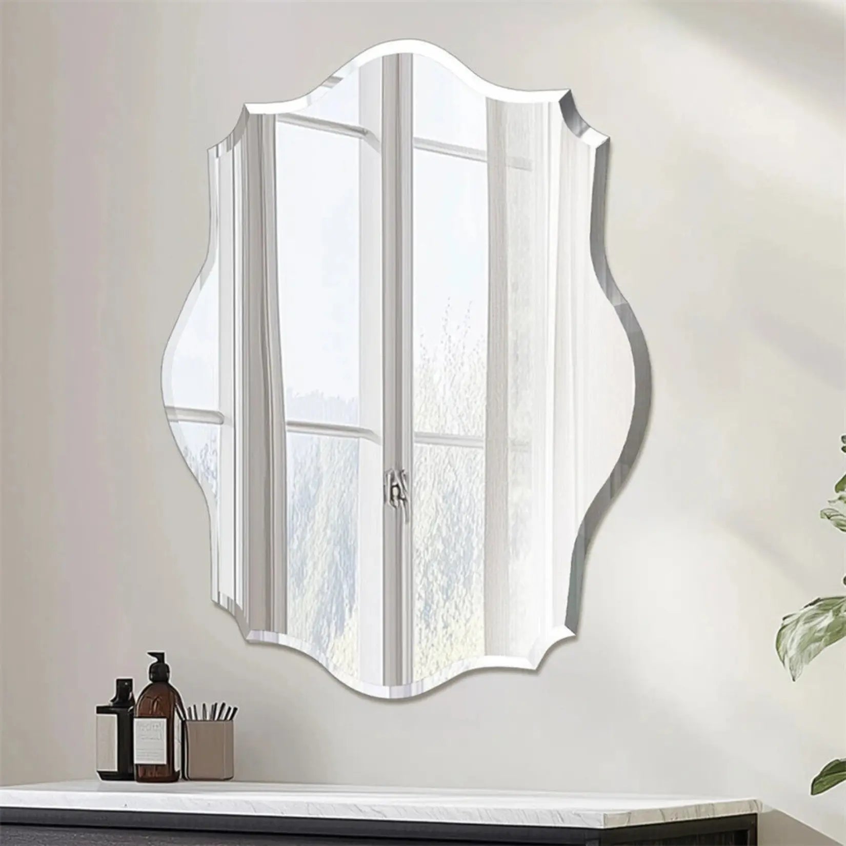 Miroir salle de bain design à forme irrégulière sur mur blanc.