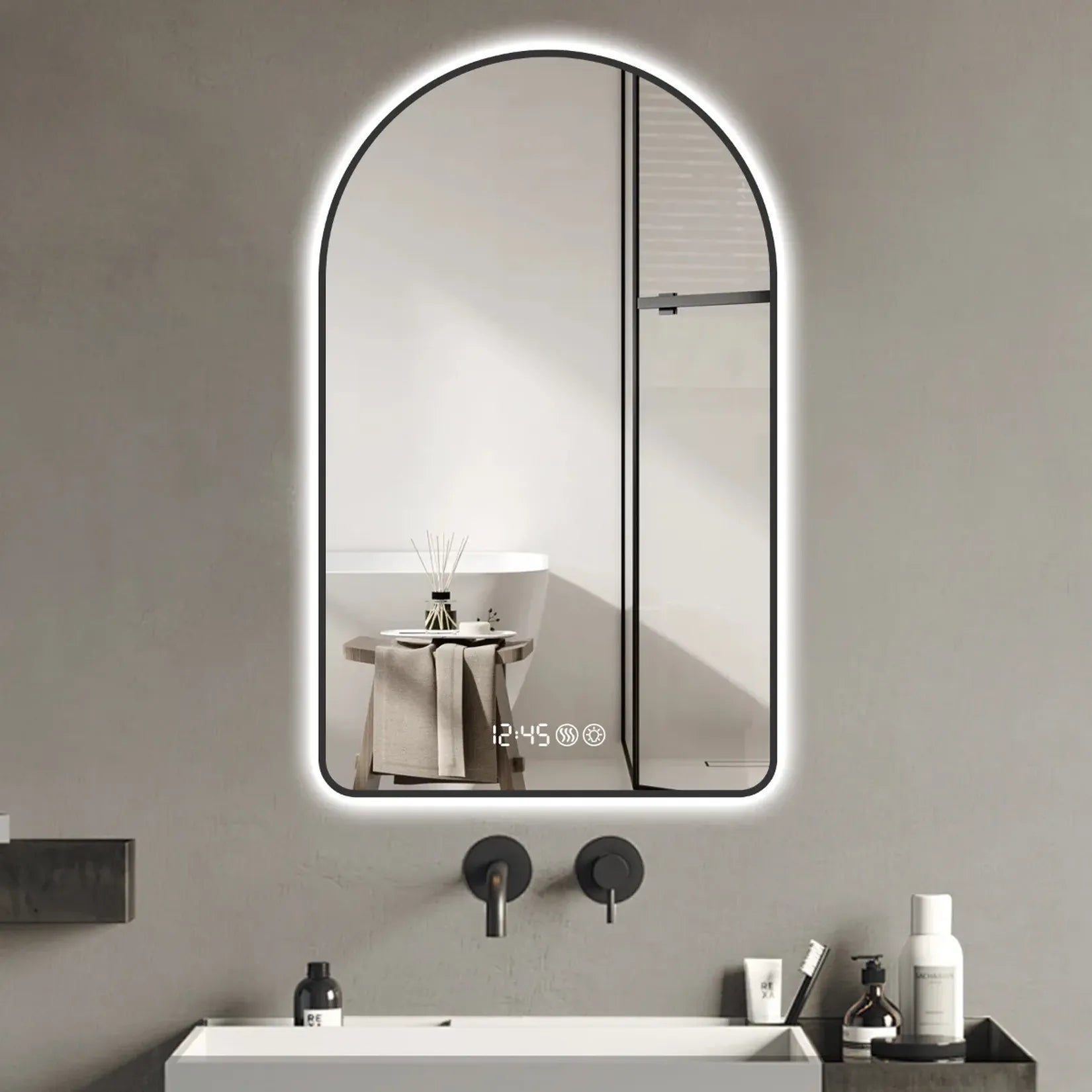 Miroir Salle de Bain Lumineux 120 cm arche cadre noir au-dessus vasque.