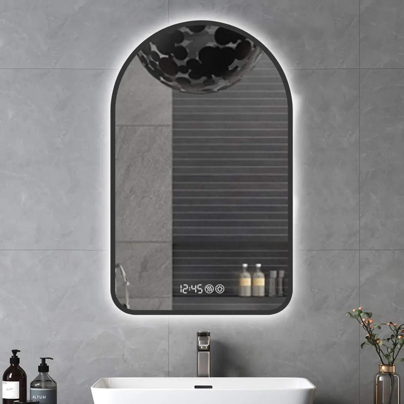 Miroir Salle de Bain Lumineux 120 cm arche cadre noir carrelage gris.