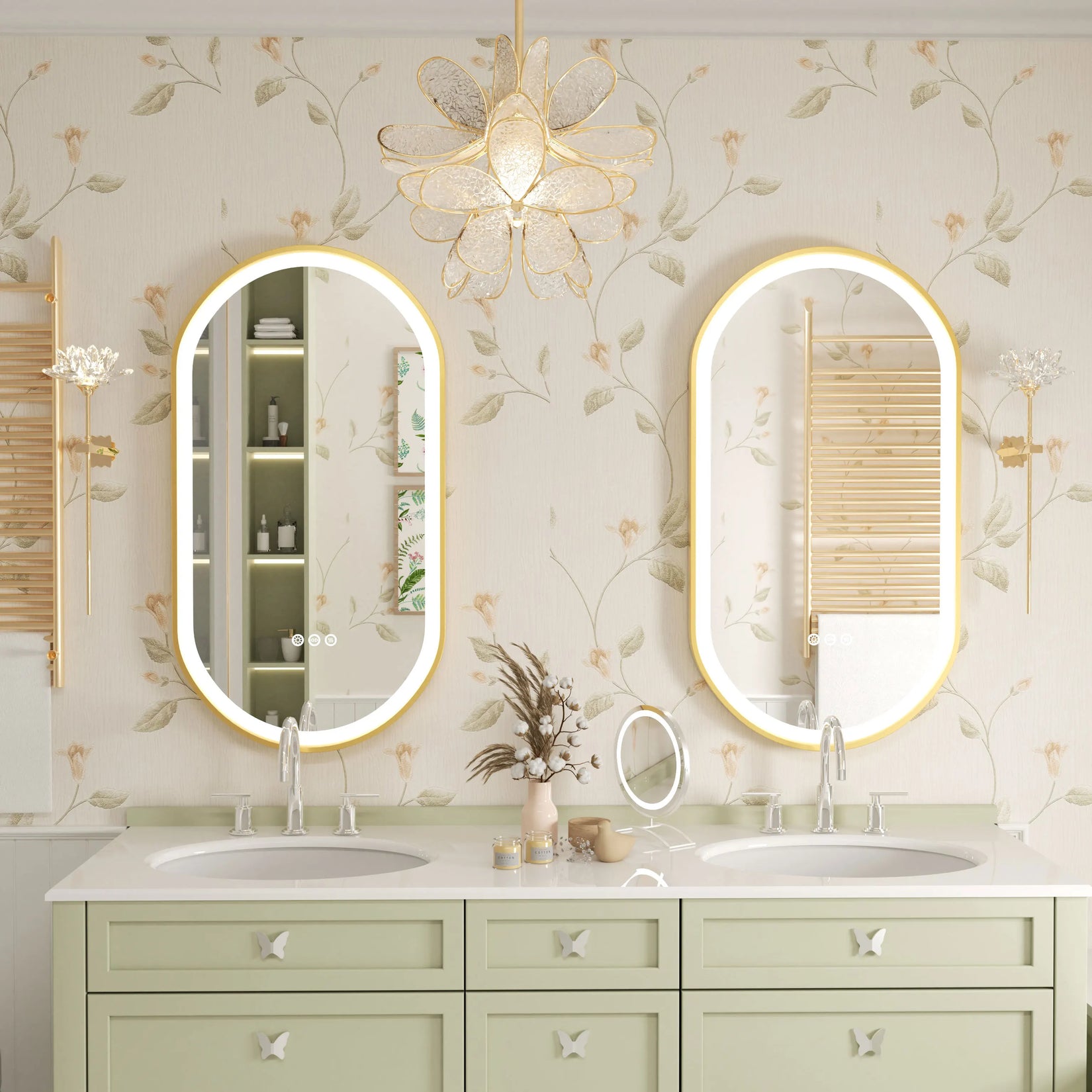 Miroirs salle de bain ovales dorés au-dessus d’une double vasque.