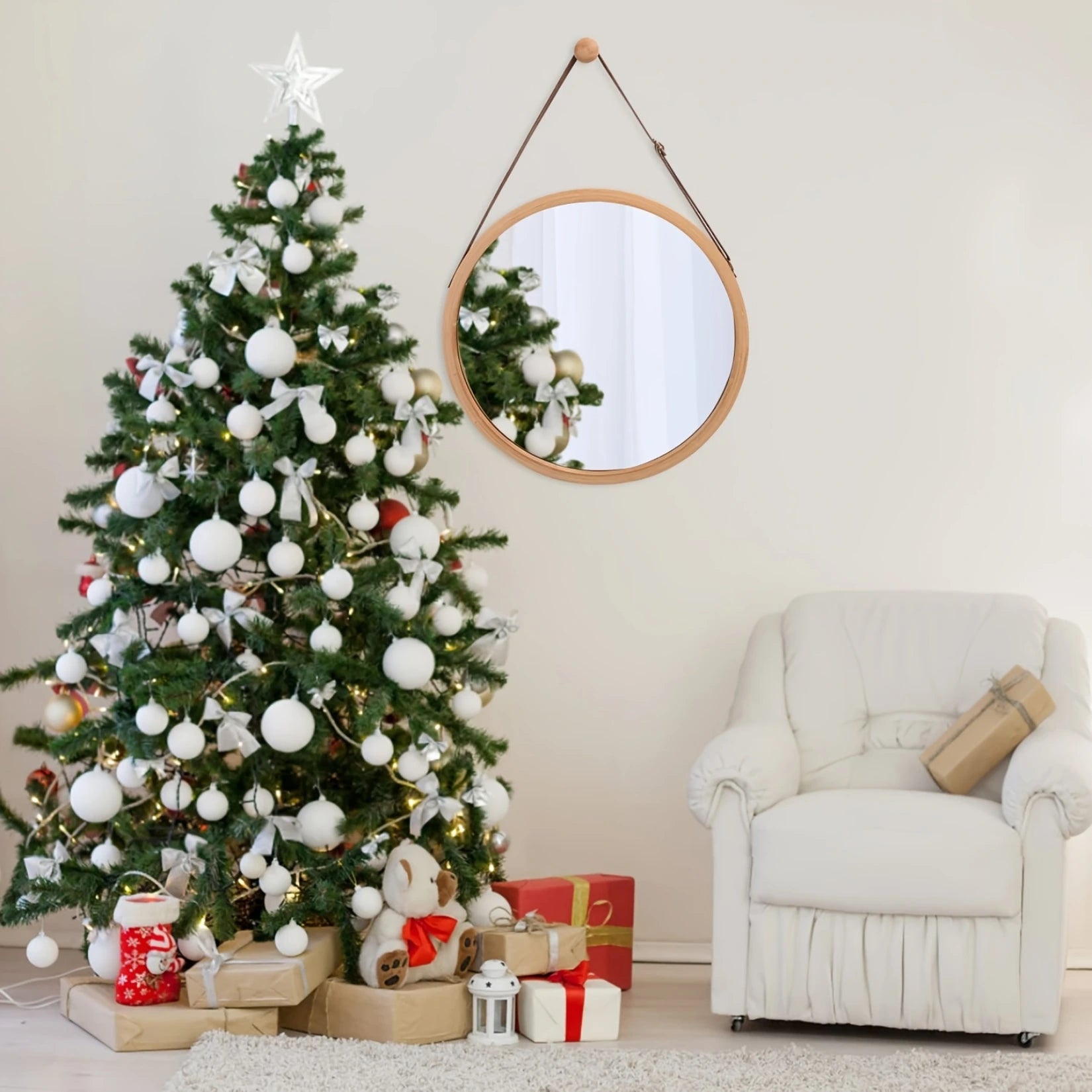 Miroir Salle de Bain Rond Bois en décoration murale près d’un sapin de Noël.