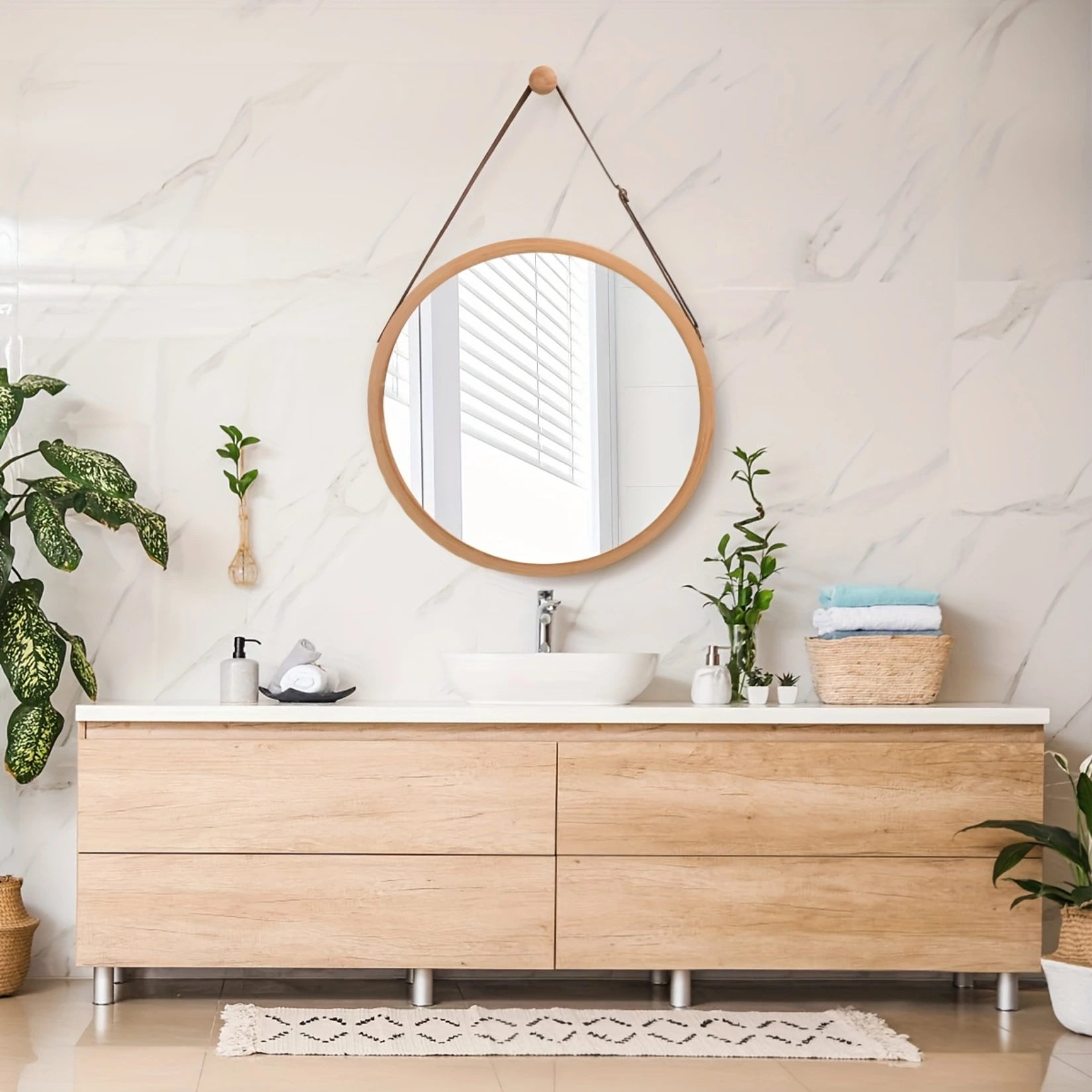 Miroir Salle de Bain Rond Bois suspendu dans une salle de bain au style scandinave.