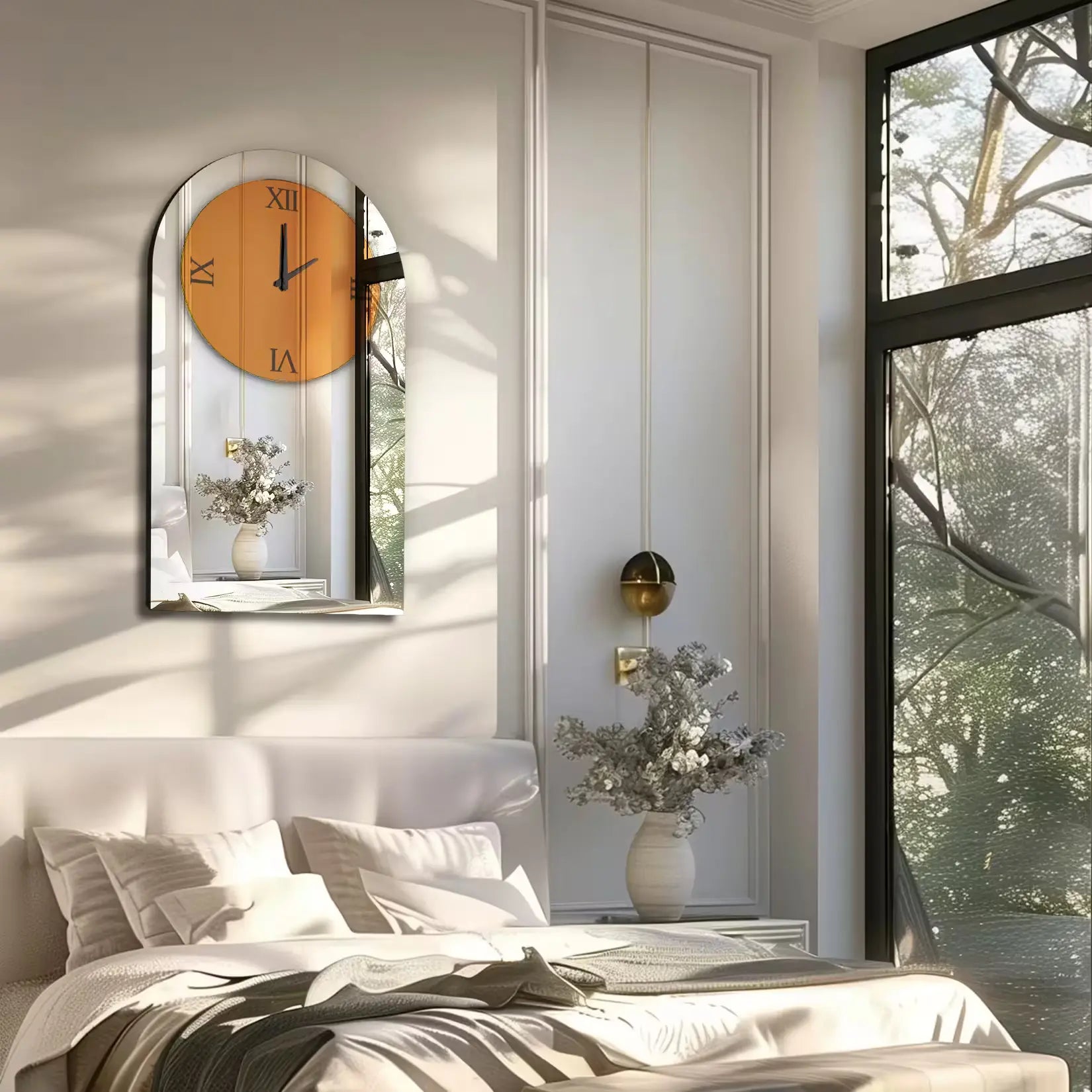 Miroir salon design avec horloge dans une chambre lumineuse aux murs blancs.