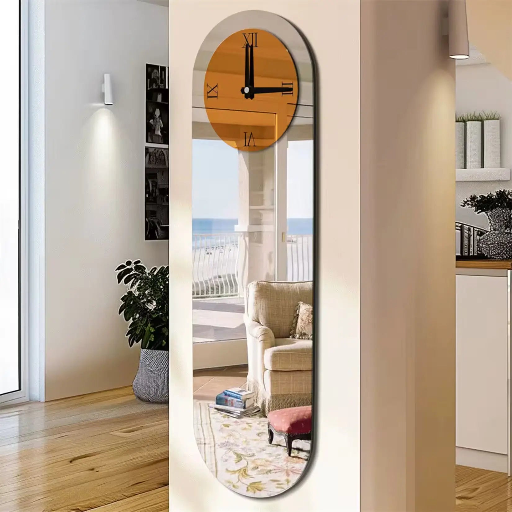 Miroir salon design en forme oblongue intégré dans un intérieur lumineux.