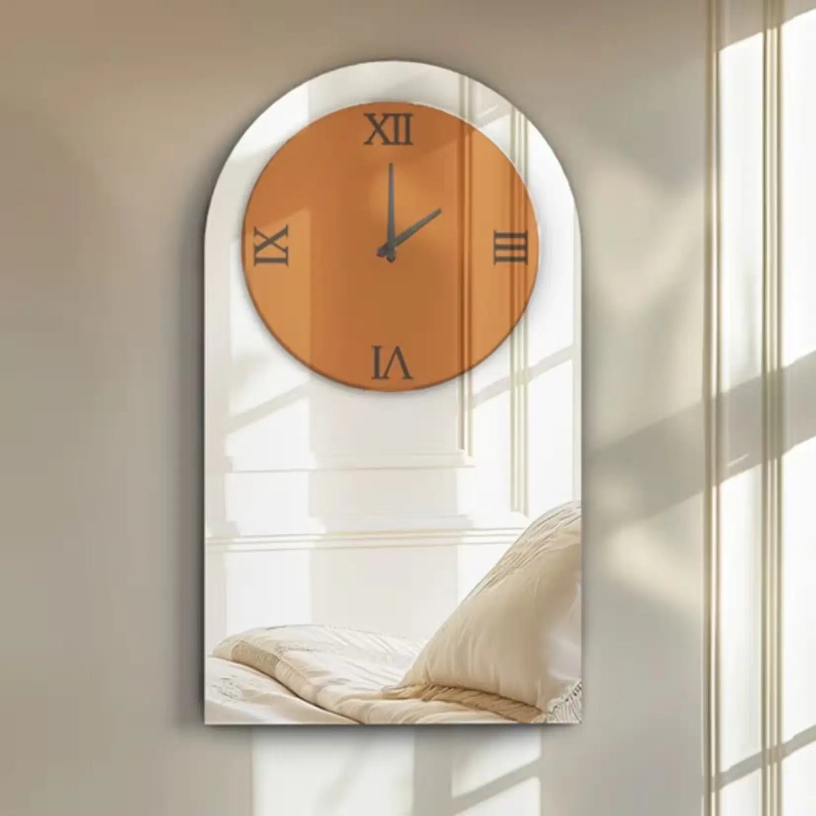 Miroir salon design voûté avec horloge murale dans une chambre minimaliste.