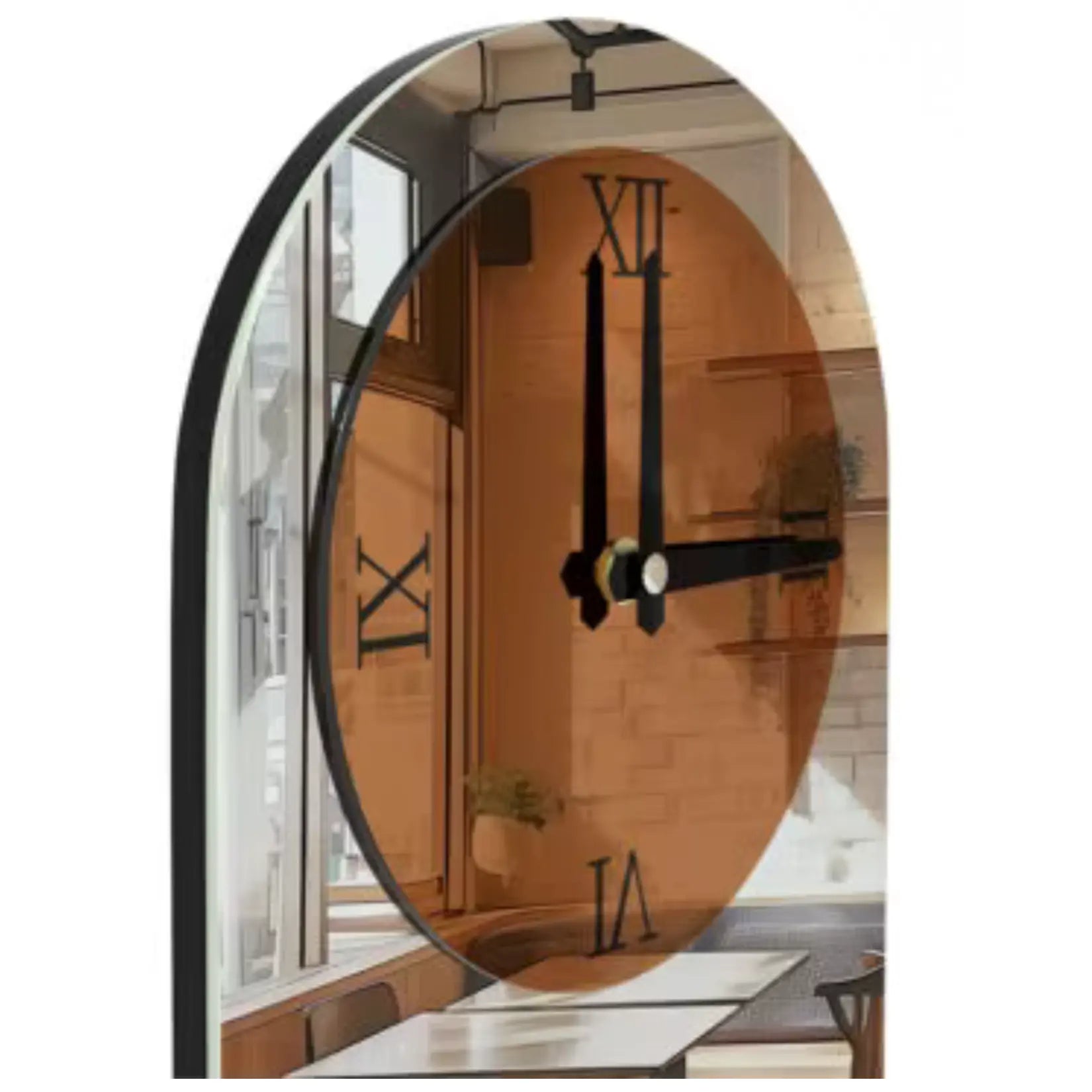 Détail du miroir salon design avec horloge intégrée et verre bicolore.
