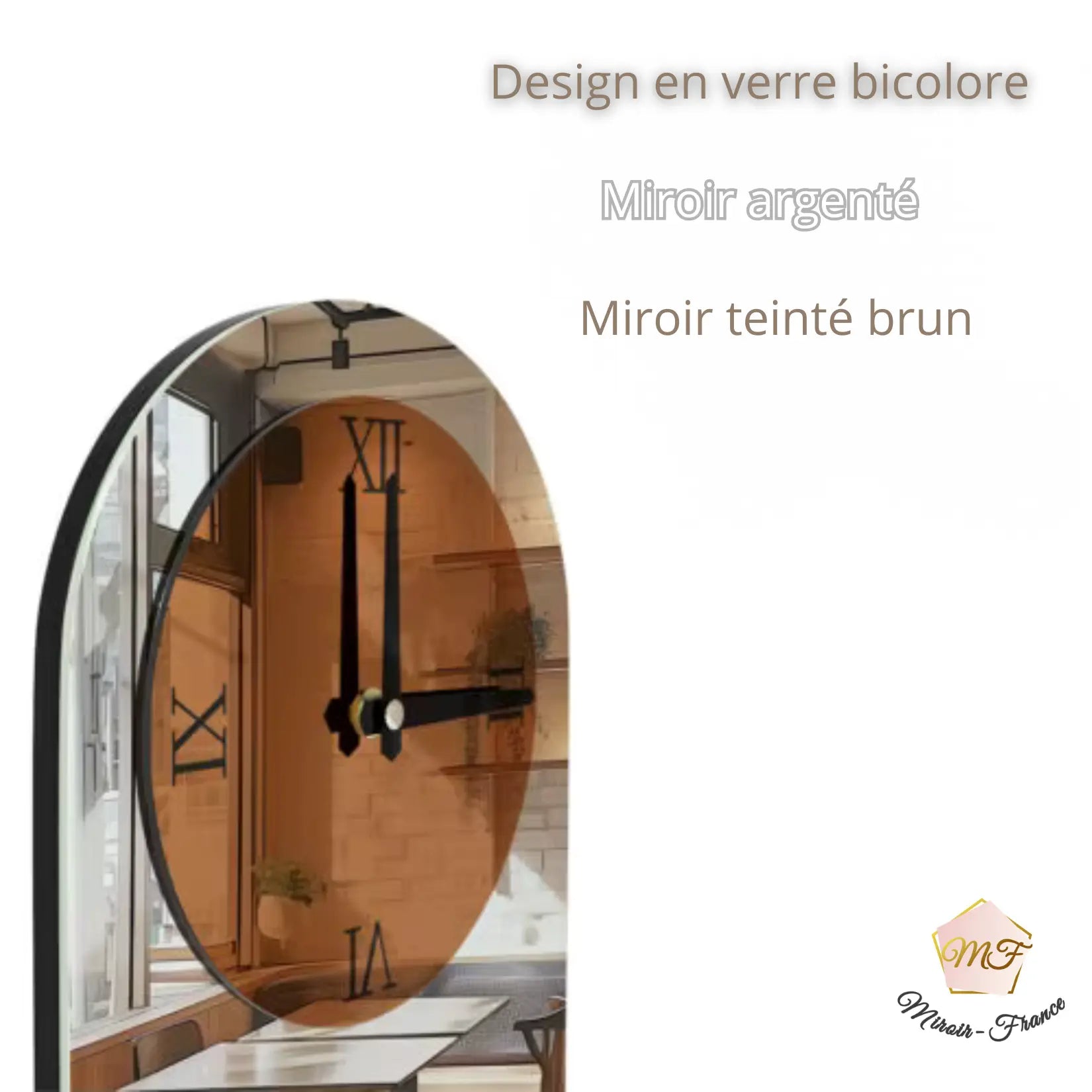 Miroir salon design avec contraste entre verre argenté et teinte brune.