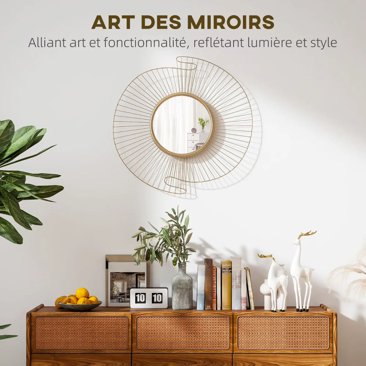 Sonnenspiegel in Gold als Wanddeko über einem Sideboard aus Holz und Wiener Geflecht in einem hellen Wohnzimmer.