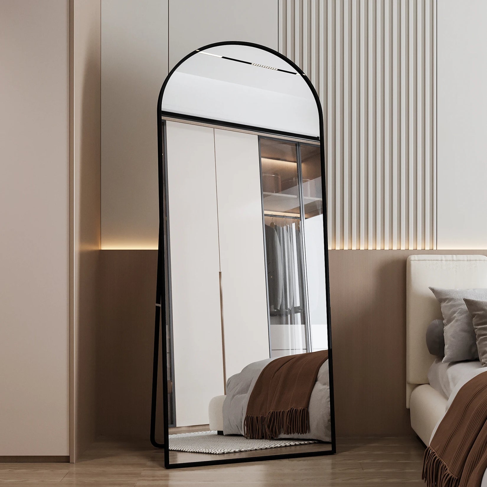 Miroir sur pied noir format XXL dans une chambre moderne au design minimaliste.