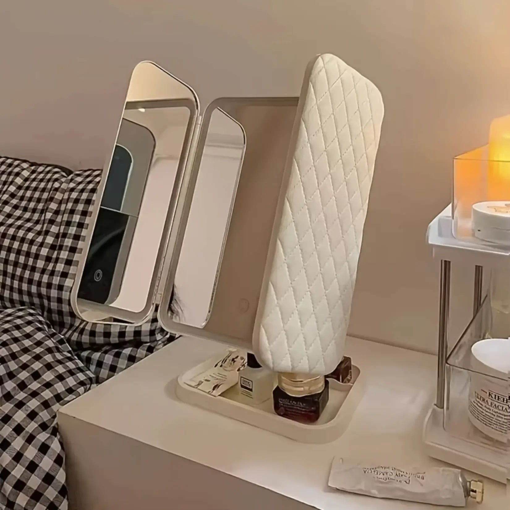 Miroir sur pied pour maquillage élégant avec revêtement matelassé, parfait pour un usage quotidien.