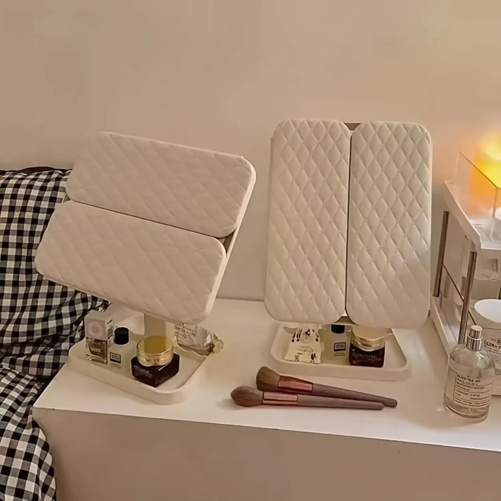 Miroir sur pied pour maquillage replié, montrant sa praticité et son design compact.