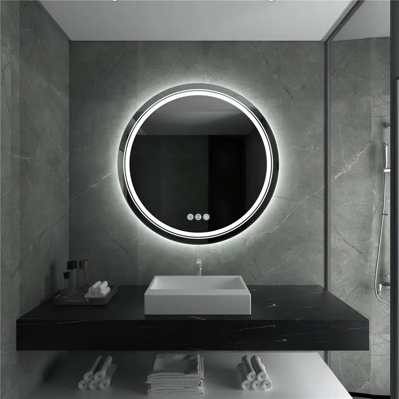 Miroir LED suspendu salle de bain fond marbre noir au-dessus d'une vasque carrée.