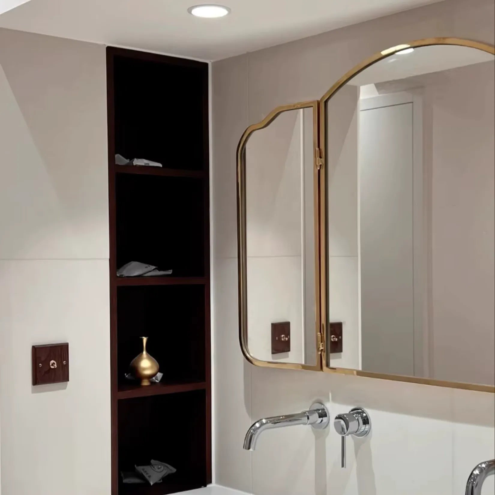 Miroir Triptyque Mural Doré RÉGENCE au-dessus d'une vasque en salle de bain.