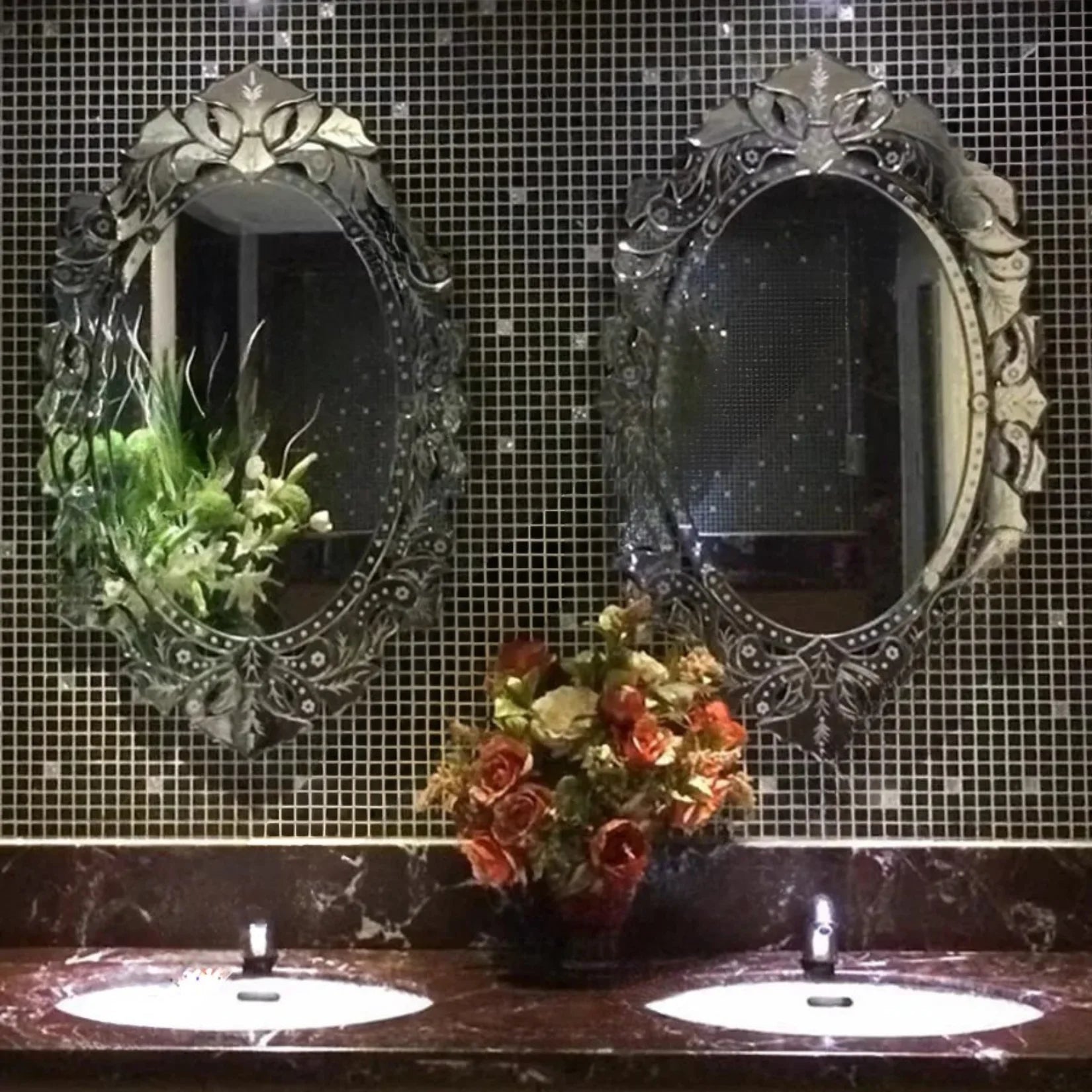 Miroir Vénitien Serenissima en duo au-dessus d'une double vasque en mosaïque.