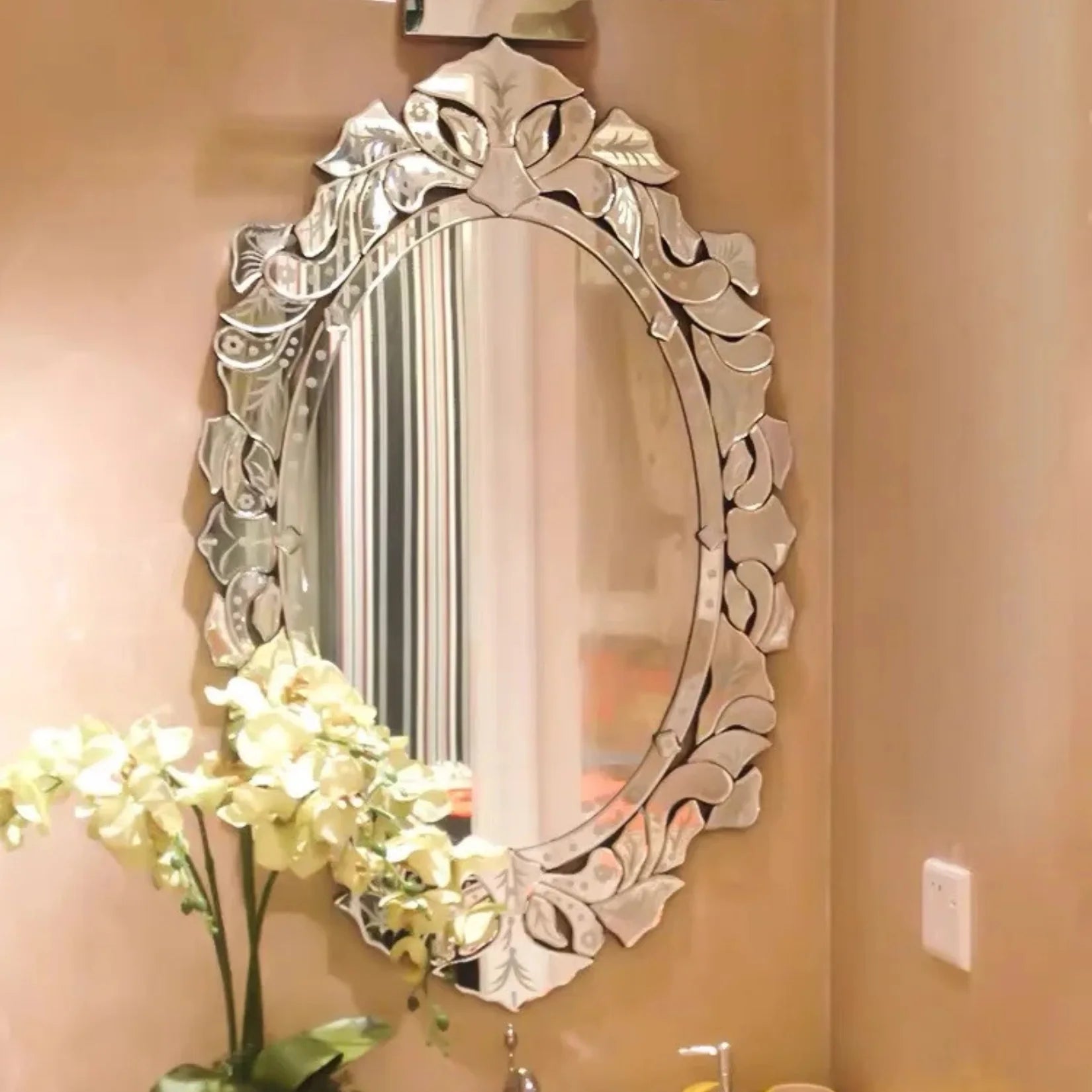 Miroir Vénitien Serenissima dans une entrée avec orchidées.