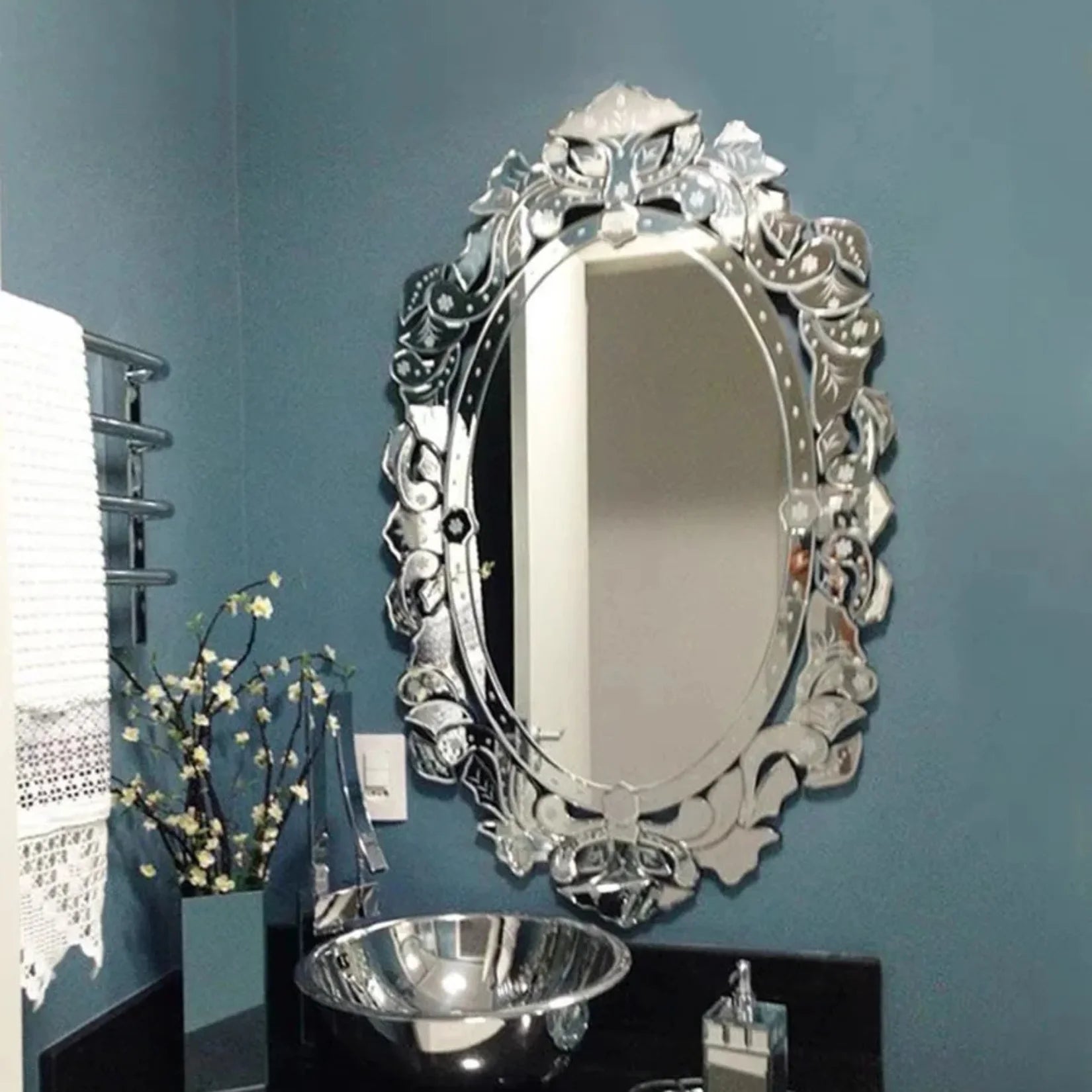 Miroir Vénitien Serenissima dans une salle de bain mur bleu.