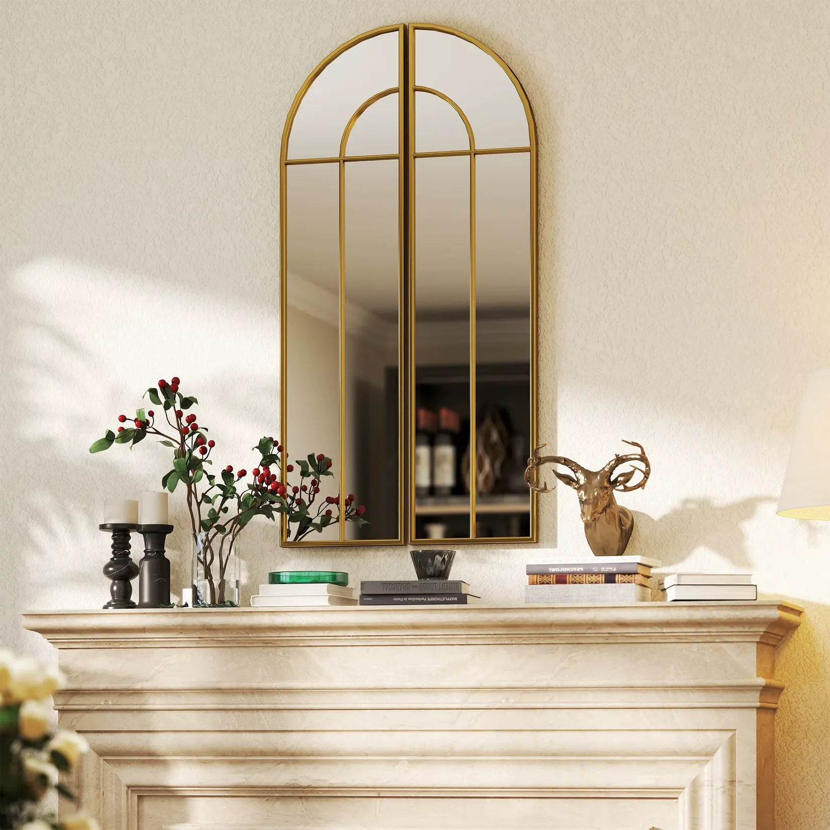 Miroir vintage doré arche posé sur une cheminée en marbre – ambiance classique.
