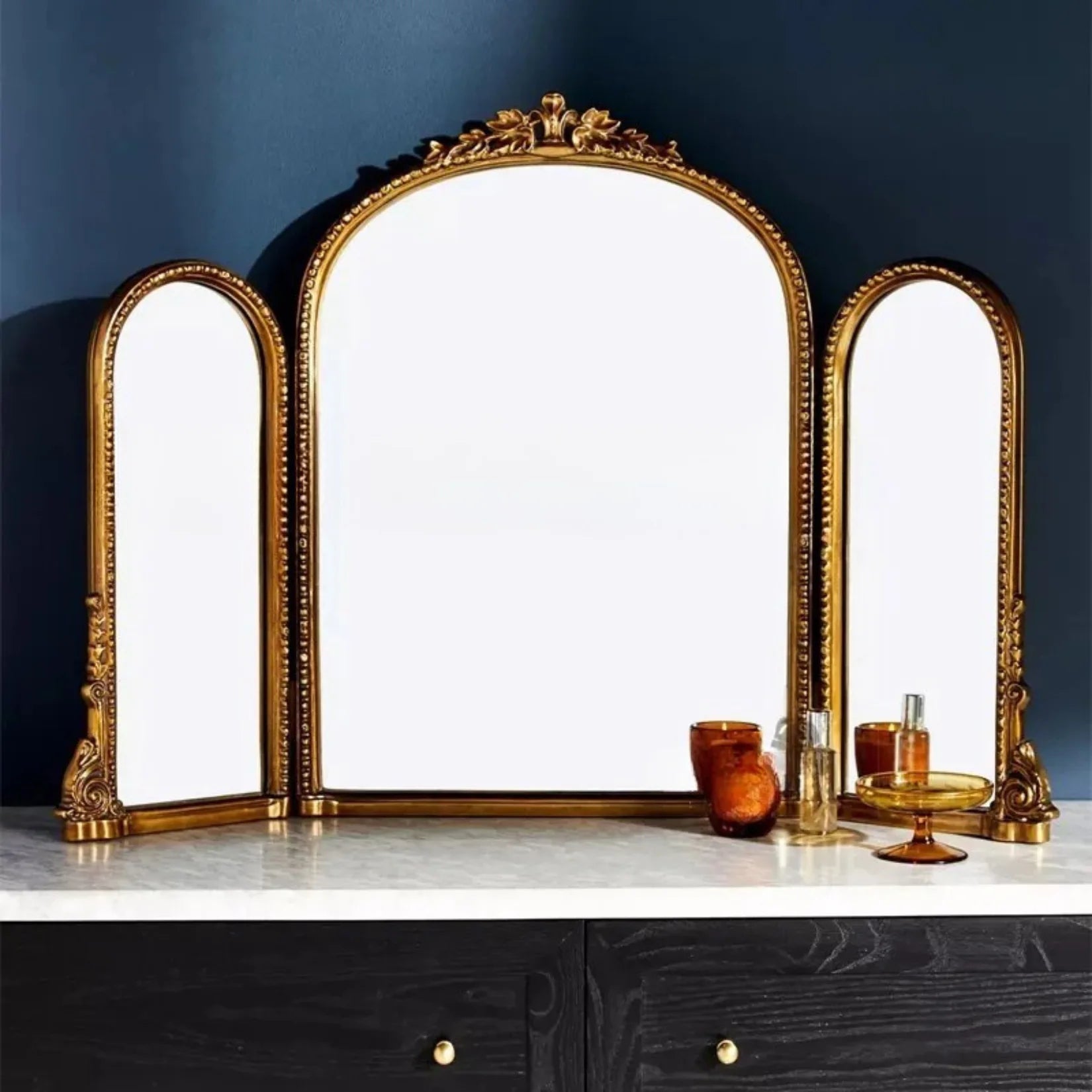 Miroir Vintage Doré Posé sur Console.