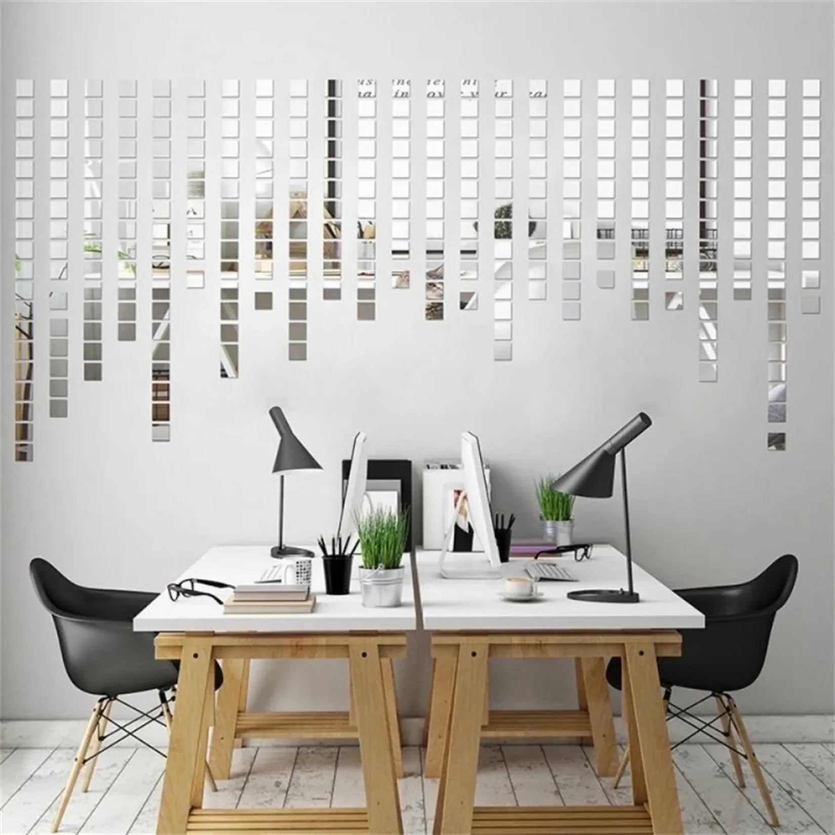 Décoration murale DIY mosaïque miroir argent en cascade sur mur blanc, bureau design.