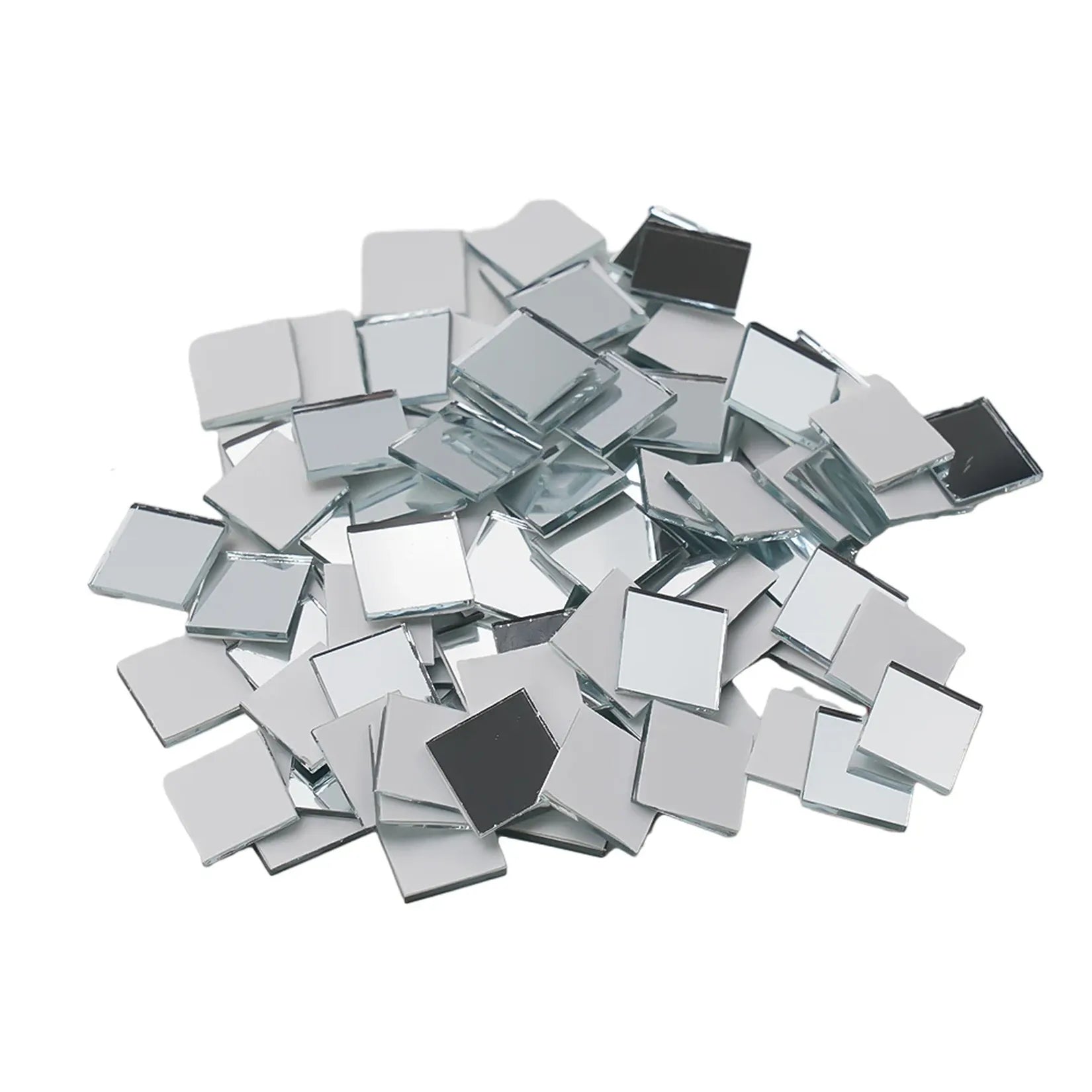 Lot de carreaux mosaïque miroir verre argent bords arrondis, vue de dessus fond blanc.