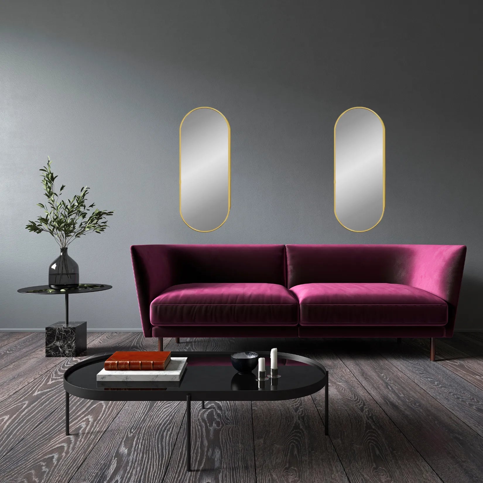 Déco murale avec deux miroirs dorés verticaux au-dessus d’un canapé violet.