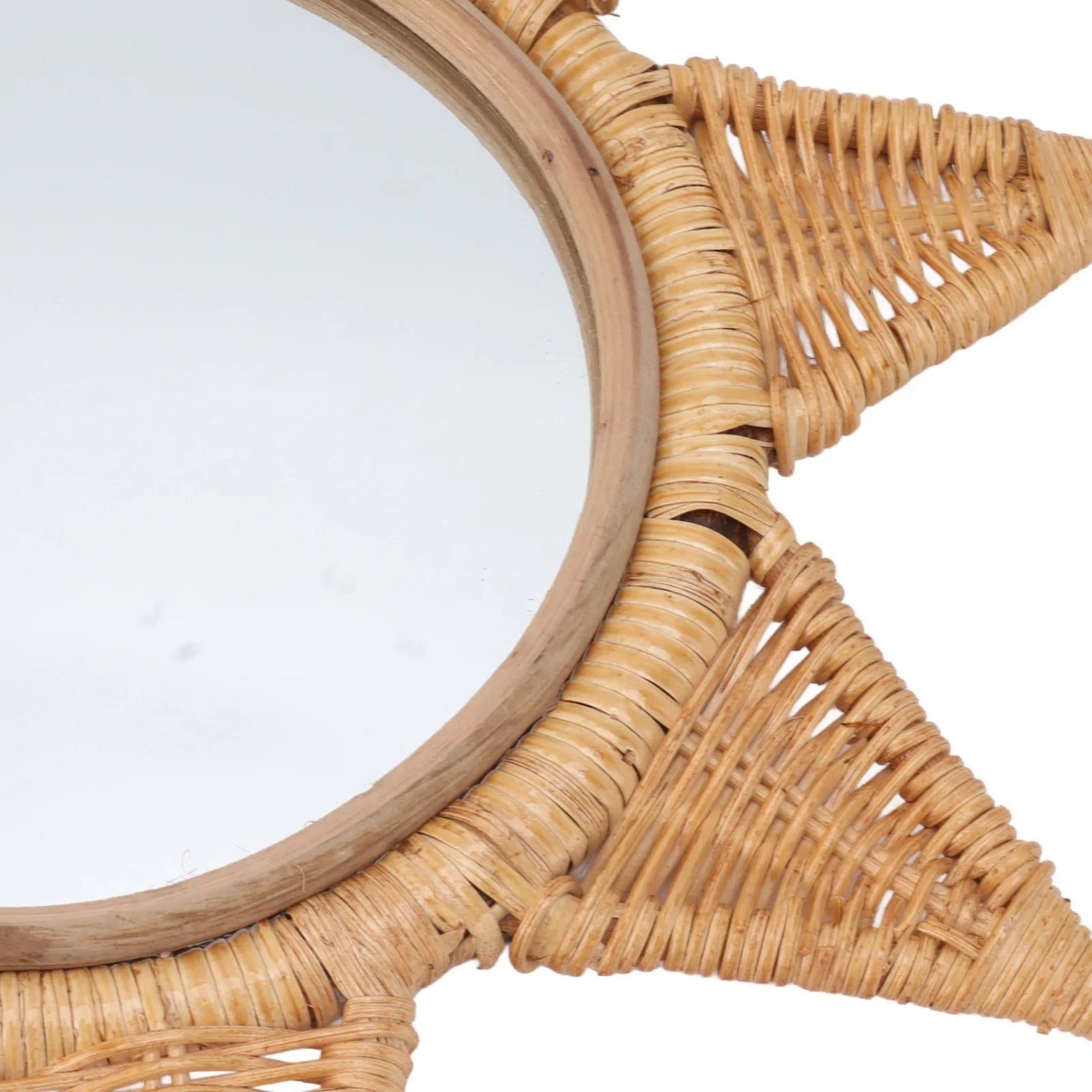 Gros plan sur le cadre du Petit Miroir en Rotin Pas Cher, tressage naturel en détail.