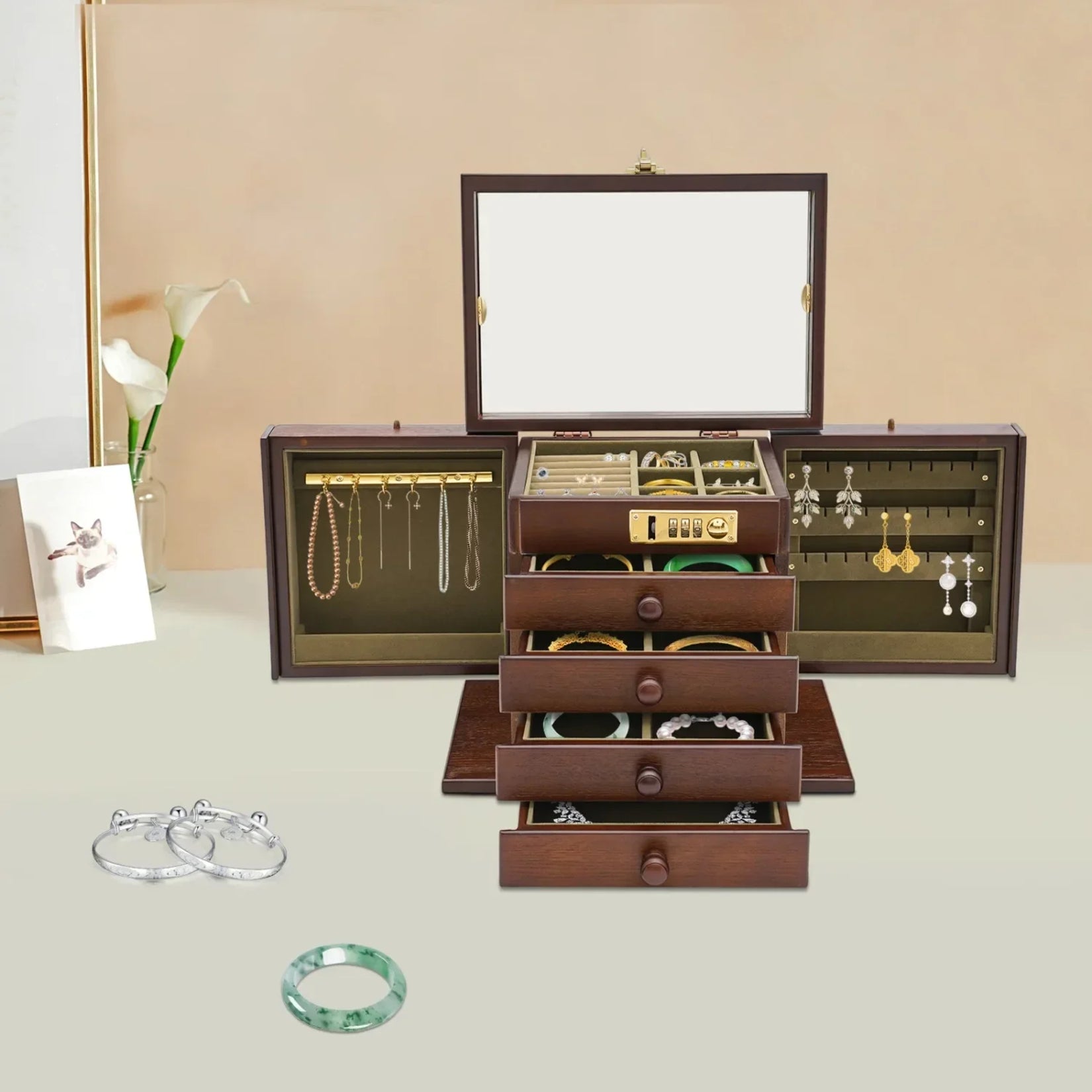 Armoire à bijoux miroir ouverte avec tiroirs, crochets à colliers et rangement complet.
