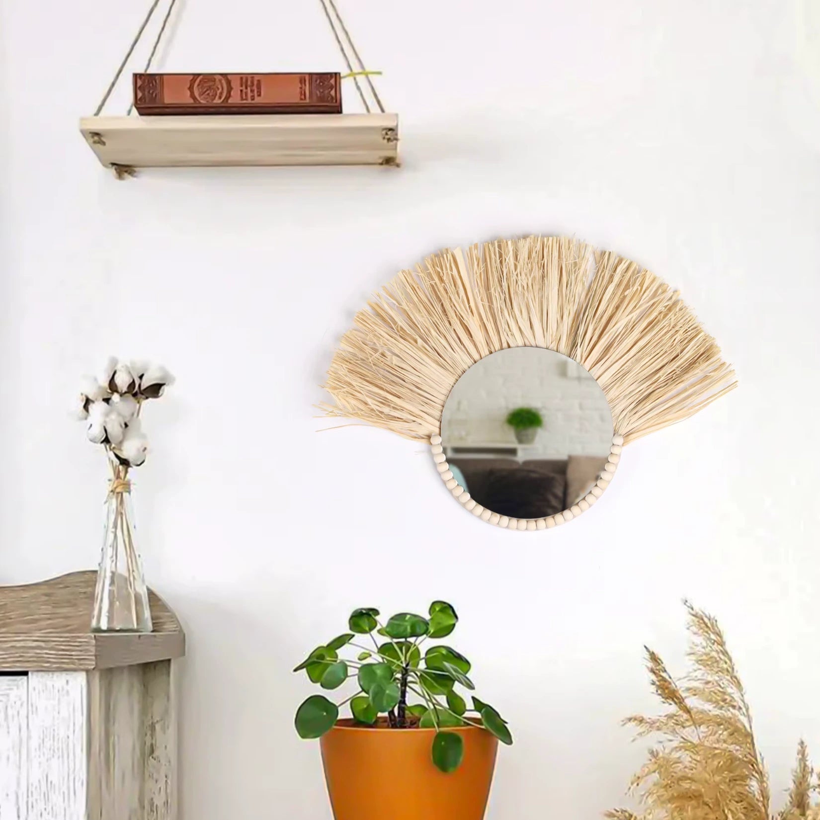 Miroir en rotin au design bohème ethnique, parfait pour une touche d'originalité dans un intérieur.
