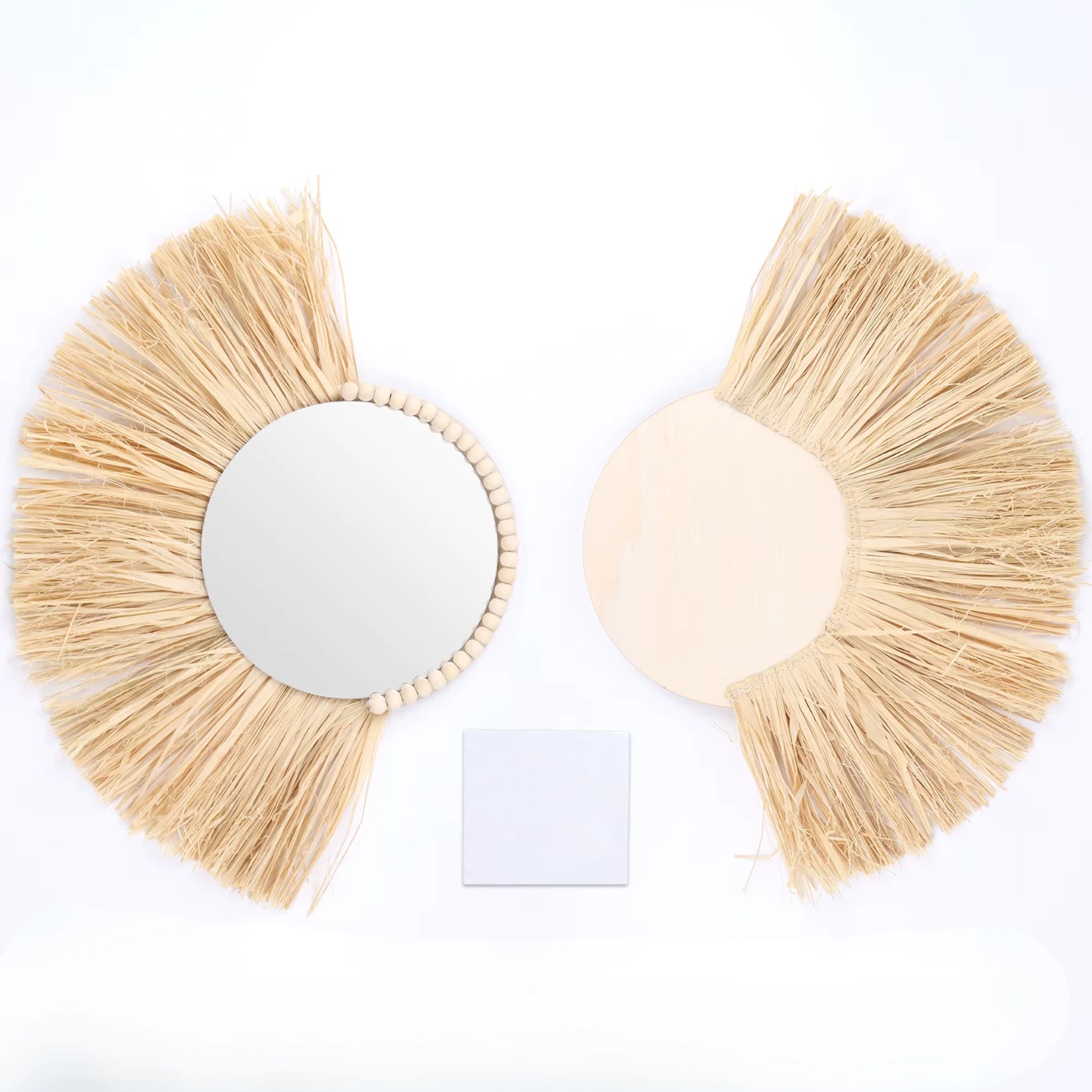 Vue recto-verso du miroir en rotin avec son dos en bois clair.