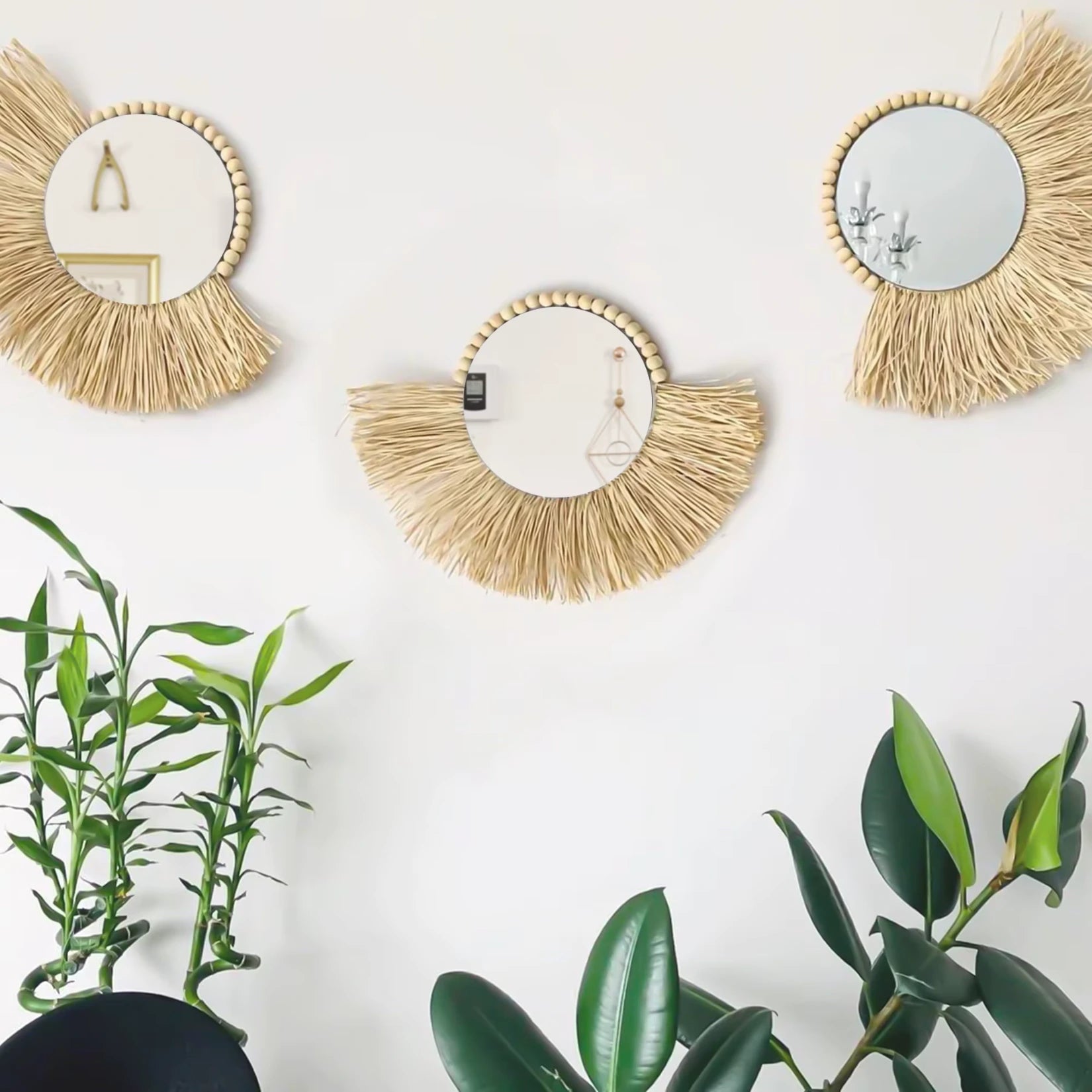 Ensemble de trois miroirs en rotin pour une décoration murale harmonieuse et chaleureuse.