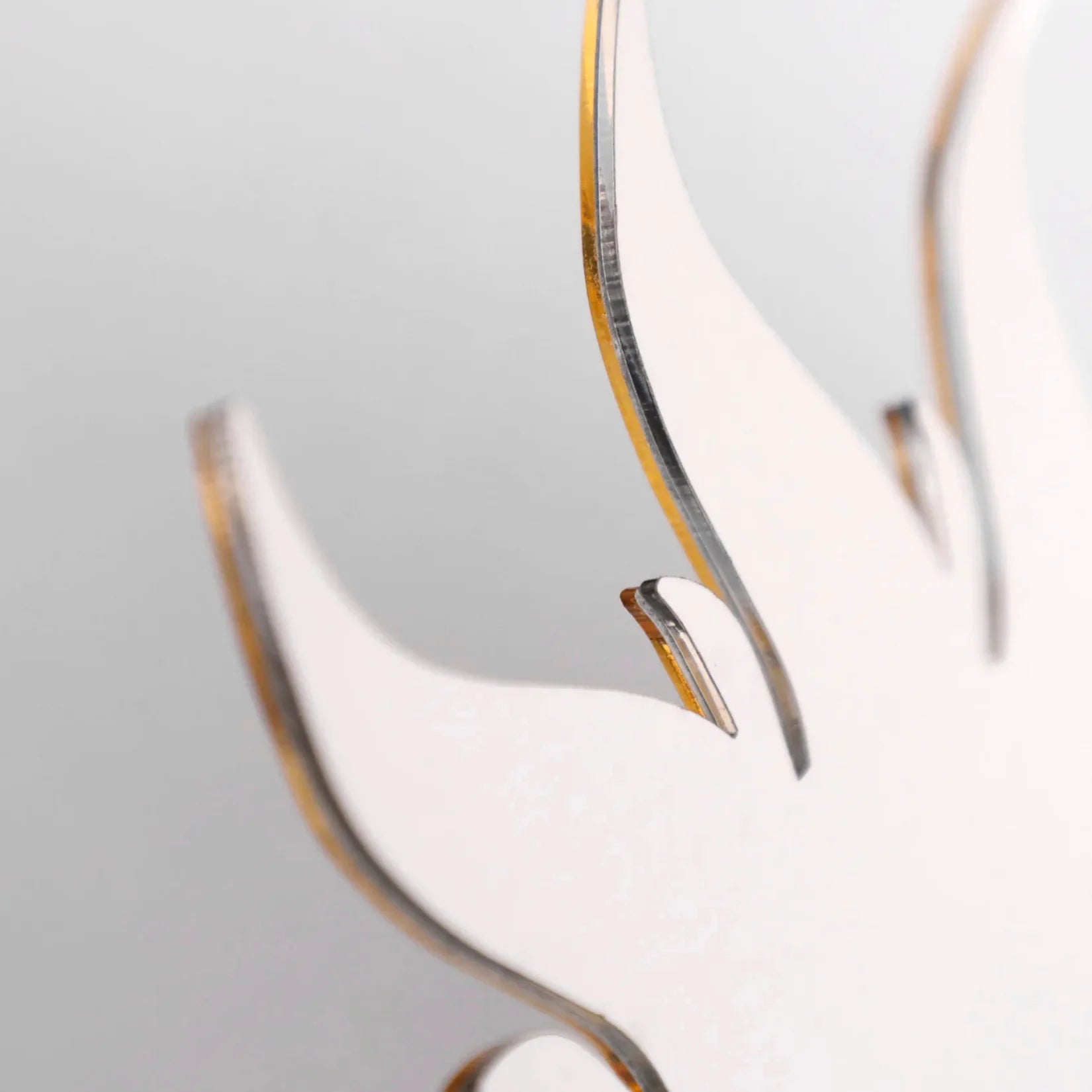 Soleil miroir doré gros plan rayons sculptés.