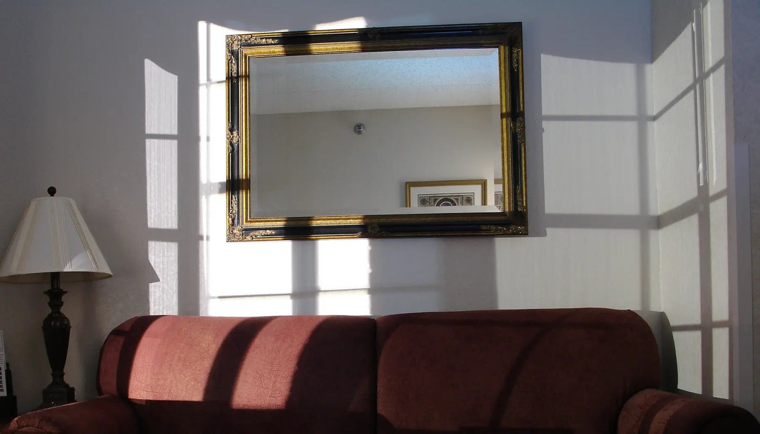 À quelle hauteur fixer un miroir de salon ?