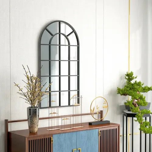 Miroir industriel noir monté au mur, parfait pour compléter une décoration intérieure de style atelier ou moderne
