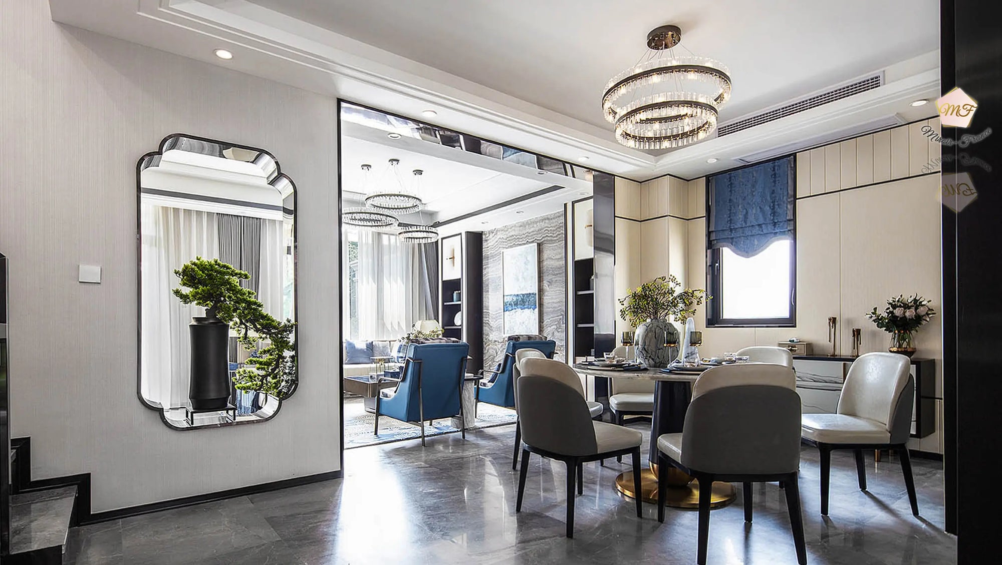 Grand miroir vertical dans un salon luxueux avec reflets sur la salle à manger contemporaine.